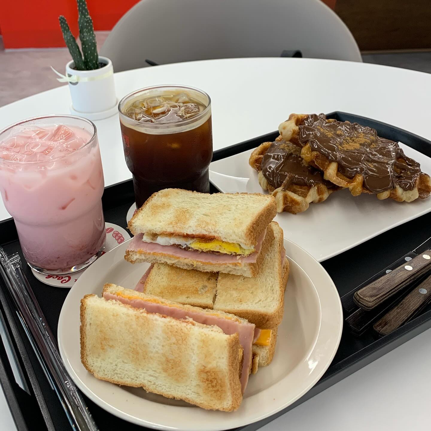 #협찬
#청주카페 #커슐랭봉명점

청주 봉명점에 맛있고 다양한 음료와 디저트를 파는 곳! 커슐랭
2년만에 청주 직영점 4개째 오픈 중엔 커슐랭!!☕️

음료와 디저트, 식사까지 한 곳에서 먹을 수 있다
이곳의 시그니처는 수제반죽의 땅콩빵!!🥜
100% 검증 가능한 고급 재료로 최고의 정성을 들여 매일 아침 직접 반죽해 아주 촉촉바삭하다고 한다💛

나는 간단한 식사 겸 계란햄치즈 토스트와 누텔라 크로플을 함께 시켰다
햄치즈토스트 가격이 5,900원밖에 안하는데 무려 4조각이나 나온다!! 
저렴한 가격에 든든한 한끼가 될 수 있을 법한 양이라 깜짝 놀랐다🫢🫢

누텔라크로플도 크로플이 2조각이나 나오고 누텔라가 엄청 많이 올라가있어서 꾸덕달달 그자체였다!🍫 💛
양도 많은데 맛있기까지 해서 아주 삭삭 긁어먹었다 ㅎㅎ
딸기라떼도 달달하고 아메리카노 고소해서 맛있게 먹을 수 있었던!!
간단한 식사 먹으러 갔다가 배불러서 나왔다 💛🐷

24시간 영업하는 커슐랭 봉명점
언제든 식사하러, 커피한잔 하러 방문하기에 열려있는 곳!🙆‍♀️🙆‍♀️

✔️위치 : 충북 청주시 흥덕구 봉명로 177번길 65
✔️영업 시간 : 24시간 연중무휴
✔️번호 : 0507-1416-1561
✔️주차 : 골목주차(매장 앞, 옆, 뒤 다 가능)

#청주데이트 #청주갈만한곳 #봉명동카페 #봉명동맛집 #충북대카페 #충북대맛집 #충북대24시 #봉명동24시 #청주카페추천