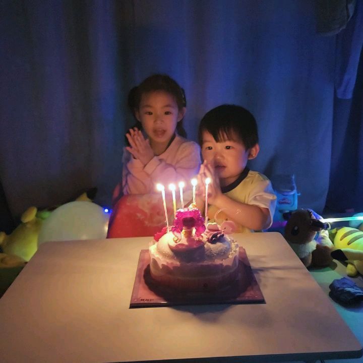 2024. 04. 17 
서아가 태어난지 1463일인 오늘은,
우리 서아의 5번째 생일🩷
외할머니가 해놓고 간 미역국에 잡채 한가득 먹고
디저트겸 생일 케익에 불을 켰다.

아빠는 일하러 가고 없어 세가족이서 맞이한 생일이지만,
거의 3주째 서아 생일 중이라 꾸미지도 않아 뭔가 허전하지만,
저저번주는 서아 생일선물 사러 다니고
저번주는 통영여행 8시간 중 2시간을 놀이터에서 놀았고
생일인 오늘은 도시락 싸느라 새벽에 일어났으니
좀 봐주련🤣🤣🤣🤣

대신 어린이날엔 할머니 할아버지께서 생일선물이랑
어린이날 선물 두개 사주시고 생일도 또 하자시니
그때 엄마가 다시 힘내볼께!!!

볼때마다 예쁜 내사랑아.
내사랑아 하고 부르면 네 엄마! 하고 답하는 내사랑아.
생일축하해🩷

#서아생일 #현장학습날생일이라니 #새벽에일어나서밤까지잠들수없어 #그래도일찍자줘서고마워 #사랑해 #쥐띠맘 #20년생