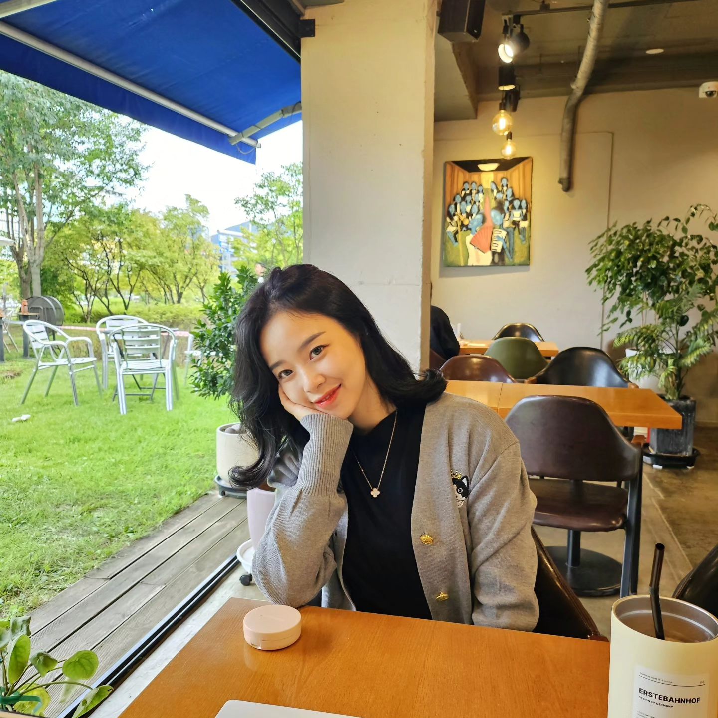 #협찬 

제가 좋아라 하는 가을🍂
미혼 같(고싶)은 유부 구찌 엄마는
날이 선선~하다보니
외출이 잦아졌어요💓
동친이랑 카페도 가고
산책하다가도 어딘가 새고🤣

그러다보니 피부 표현을
뭔가 자연스레 광⭐️나는
생얼여신(?) 그런 느낌으로다가
댕기고 싶더라고요..?😎

단 전 너무 귀찮기(..) 때문에🫠
비비나 파데 올리기는 싫고..
팩트로 살짝 하고 싶은데~

살짝만 올려도 은은 광채 올라와주고
(뽀송 매트보다 물광을 좋아하는 편)
톤 보정 꾸안꾸로 자연스러워주고😉
그렇다고 커버 안되면 서운하고🫣
시간 지나도 다크닝 안 생기는...
그야 말로 완전 #생얼쿠션 🩷
그런 쿠션이 어딨나 싶겠지만
진짜 그런 요물이 요기 있다구요!!!!!!

👉🏻 고농축 프로폴리스(!)가 25%라
피부 속부터 보습돼서 촉촉하고,
👉🏻 번들대는 오일 느낌 ❌️
👉🏻 영양 빵빵한 세럼 덕분인지 자연 광채 빵빵!
게다가 아침에 올리고 종일 수정 없었는데 
👉🏻 다크닝 하나 없고 맑톤 유지력도 최고👍🏻
👉🏻 두꺼운 매트보다는 광채 쪽이라
제 피부 마냥 자연스러웠어요!
👉🏻 요즘 쿠션 자외선 차단 기능 기본인 건 아시죠?
👉🏻 거기에 미백➕️ 주름개선 기능성이고
👉🏻 당연히, 피부 민감한 분들도 쓰실 수 있게
무자극 테스트는 거뜬하게 🙆🏻‍♀️👌🏻

그 주인공이 바로 
💗 더마쉐어의 프로폴리스 롱웨어 세럼 쿠션

🌟 제가 며칠 직접 써봤는데요 🌟
다크닝 없는 거 못믿어서.. ㅋㅋㅋㅋㅋ🤣
원래 21호 쓰는데 ㅋㅋㅋ 23호로 해서
신랑이랑 데튜도 다녀오고 해봤는데
진짜 다크닝 절대🙅🏻‍♀️ 네버에버
➕️ 유지속력 ➕️ 보습력
제가 제일 좋아하는 생얼감... 🥹
➕️ 톡!하고 살짝만 찍어도 밀착돼서
피부에 착 감기는.. 완전 제 서타일❤️

이번 하반기 쿠션은 요 아이로 정착❗️

#더마쉐어 #쿠션팩트 #더마쉐어쿠션 #쿠션파운데이션 #에어쿠션 #쿠션파데추천 #민감성피부 #커버력좋은쿠션 #촉촉한쿠션 #보송한쿠션 #파운데이션 #쿠션커버