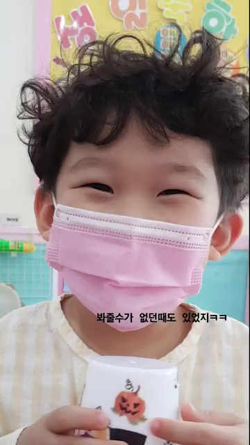 📣엄마실험피해자📣
ㅋㅋㅋㅋㅋ 아들 ?뽀글이 ?ㅋㅋㅋㅋ
이제 파마를 안 하는 아들
오늘 머리를 잘라주는데 이제..
나 미용실 차려도 되겠어?
그동안 수고했다 
5년간 빠마머리 ㅎㅎ
너도 나도 둘다 수고!!!