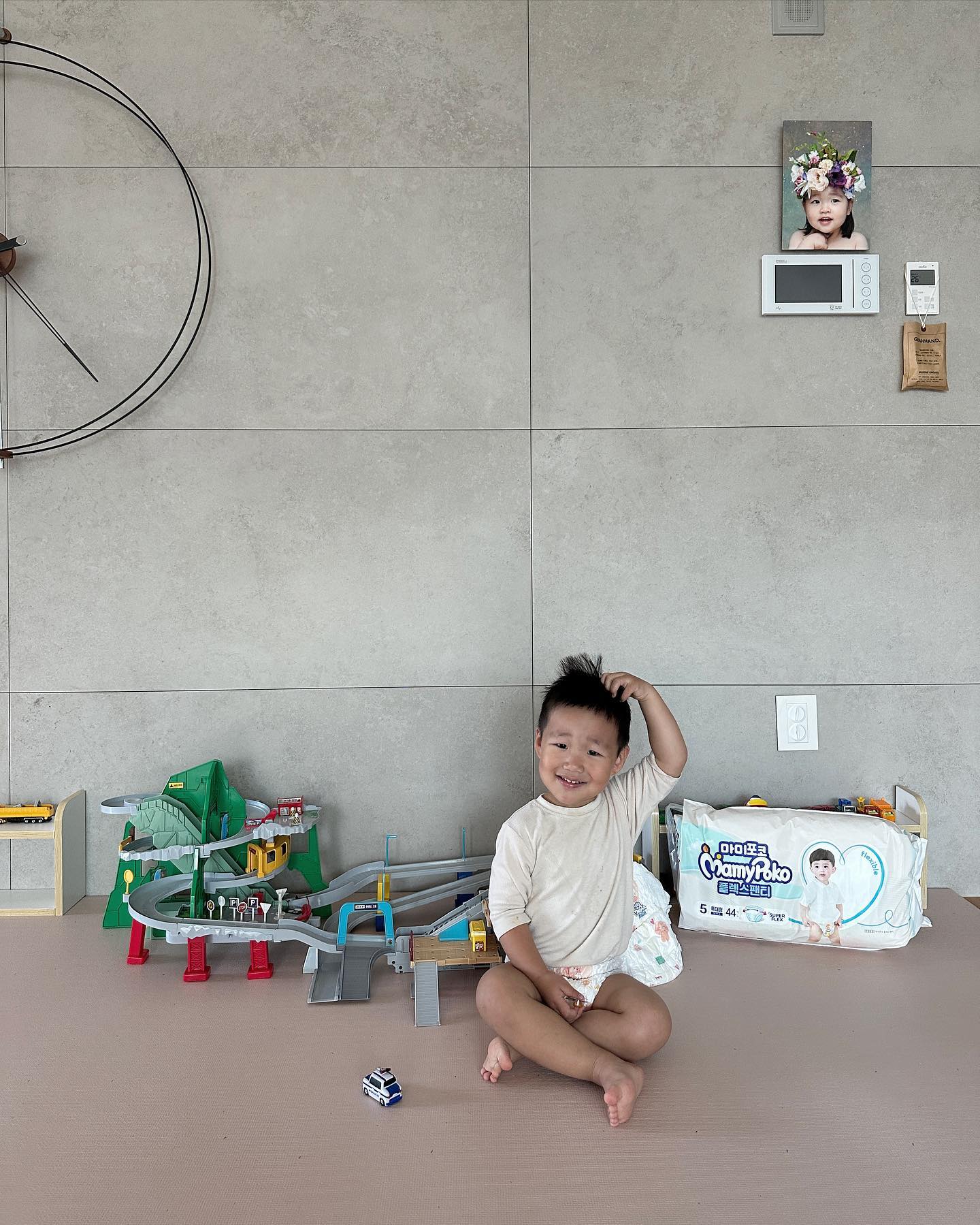 #협찬

우리 째하가 입은 마미포코 플렉스 팬티 기저귀🫶🏻

사계절 밤낮 사용가능한 편안한 착용감, 핏감, 흡수력이 좋은 기저귀죠. 우리 재하도 편한지 잘 움직이고 응가는 변기에서 하는중인 26m재하는 스스로 잘 내리고 올려요. 

♥ 와이드 컴포트 핏
엉덩이 전체를 감싸주는 와이드 컴포트 핏으로 끼임 걱정 없어요.
♥ 스마트 허리 밴드 
부드럽게 잘 늘어나는 스마트 허리밴드라 편해요.
아이 체형에 맞게 맞춤핏으로 움직이기 편하고 입히기 쉬워요.
♥ 빈틈없이 잡아주는 풀커버 다리밴드
업그레이드된 다리밴드가 허벅지를 부드럽게 빈틈없이 샐틈 없이 잡아주어 샘 걱정 없이 안심되요.
♥ 훨씬 얇아진 에어슬림 시트
더 얇아진* 슬림핏으로 활동하기 좋고 핏감은 더 편안해요.
*자사시험기준, 기존자사제품대비 (특대형 기준)
♥  12시간 올데이 드라이 3중 파워 흡수
와이드 흡수 패드로 더 넓게 골고루 역류 걱정 없는 최대 12시간 올데이드라이 흡수랍니다. 

장점 가득한 마미포코 기저귀 🍃👍🏻
아이 피부에도 자극없이 좋네요.

📬 마미포코 공식 인스타그램(mamypoko.official)에서 진행하는 플렉스 요가 이벤트 참여해봐요.
https://www.instagram.com/p/CyhdRN9vbGF/

#협찬 #마미포코 #플렉스팬티 #마미포코플렉스 #기저귀 #팬티기저귀 #똘똘이 #똘똘이요가 #알파벳요가 #콜라보 #챌린지 #이벤트
