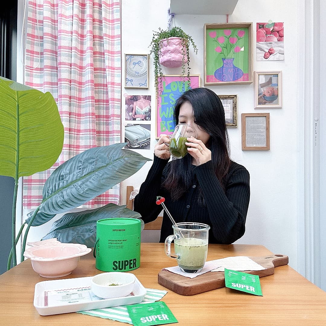 #협찬
supermatcha.official

정말 건강이 쵝오!!
연말선물 고민하셨떤 분들
#슈퍼말차 추천!!

28개입 포켓으로 4주간의 말차 루틴’&
특별한 패키지 & 키링까지
홀리데이 시즌 선물 나왔어요

키링은 오너먼트,액세서리로
활용하기 좋아요
트리에 걸어도
가방에 걸어도 예뽀예뽀~ 
섬세하고 싶은 풍미의
순수한 말차
언스윗튼드 퓨어 포켓

스윗튼드 스윗 포켓
두가지맛! 집에서 즐기는 티타임

계량 따로 필요없이
포켓으로 간편하게
언제 어디서나 손쉽게 마실 수 있어요

머그컵에 물 넣고 포켓 1개 넣어
잘 저어줬어요
찬물에도 잘 녹아요

두유에 포켓 1개입 넣어서
마셨는데 너무 잘 어울려요 ~

말차에 고칼로리 설탕대신
당류는 0% 대체당으로 맛은 높이고
열량은 낮춘 차예요~

은은하고 달콤함이
블랜딩됫 스위포켓!

퓨어 포켓은 담백하면서 깊고 풍부한 맛이
느껴졌어요~

저는 말차를 좋아하는 1인으로
두가지맛 다 좋았어요 ㅋㅋㅋ

카카오톡 선물하기에서만 단독 키링 증정
공식몰/네이버 스토어에서는
포켓 바스켓은 키링 지급하지않아요 ~

.
  #supermatcha #말차 #matcha #커피대신 #카카오톡선물하기 #카카오톡선물하기추천 #연말선물추천 #크리스마스선물 #연말연초선물 #말차추천 #선물추천 #홀리데이컬렉션 #말차러버 #말차4주챌린지 #오너먼트키링

맨위로

이전메일 읽기