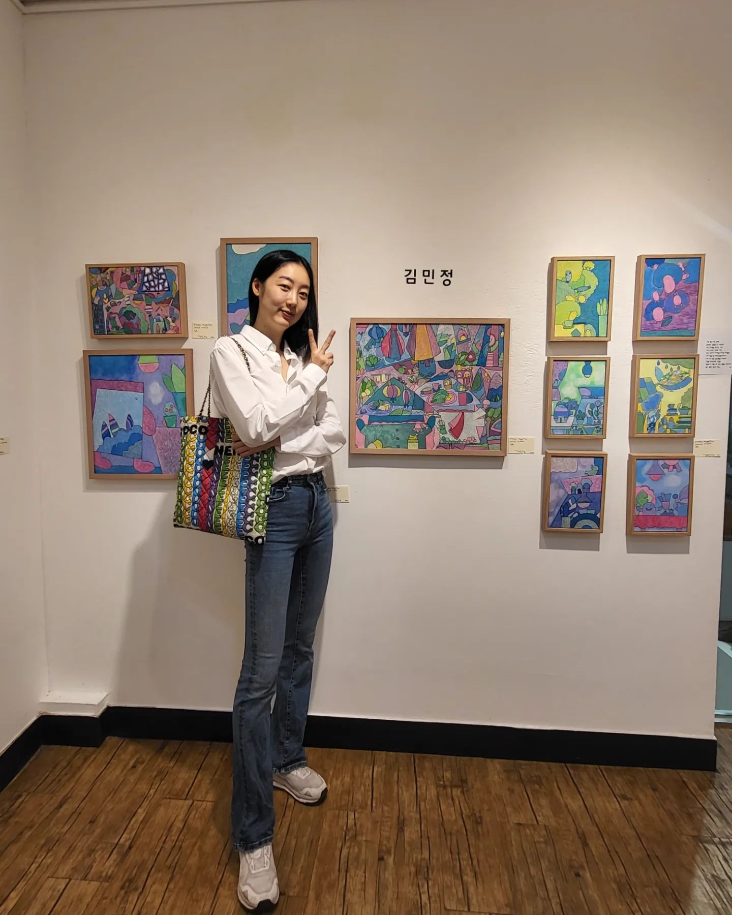 .
오랜만에... 24회심우회전 🖼️
전시관으로 힘든 몸을 이끌고 들렸다
오늘도 한번 더 움직이길 🏃
잘했다는 생각이 들었고.., ^^

내가 어떤 것에 눈길이 가고
지금 내 마음의 상태를 
알 수 있어서 좋았던 것 같다 😃🥤🍹
다녀와서 팜플렛 보고 알았지만
이것이 전시회 대표작이였다. 
.
.
.
#09.20 WED ~ 09.26 Tue #서울
#24회심우회전 #경인미술관 #ootd
#종로구 #카페 #딸기바나나 #전시회
#인사동 #청바지 #김민정 #그림작가