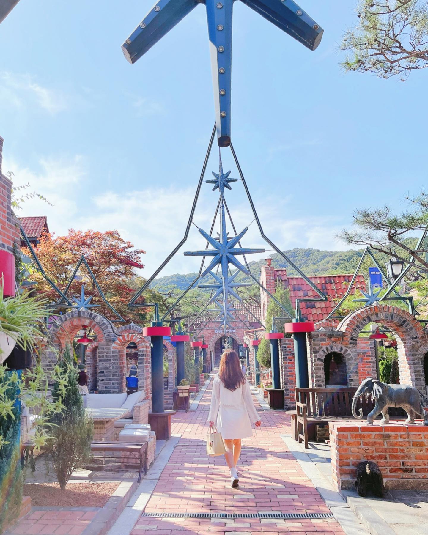 이리저리 총총총, 유럽 정원에서🌱

날 좋은 날, 산책하면서 구경하기 좋은
이국적인 여주 핫플 유럽형 테마파크에요:)

유럽 마을과 거리를 재현해 놓은
예쁜 테마파크랑 갤러리, 박물관, 카페,
아날로그 스튜디오 등 즐길거리가 많아요🫶

빈티지 소품 보는것 좋아하시는 분들에게도
추천드리는 #루덴시아 테마파크-! 🏰

앤티크 장난감 자동차부터 기차모형,
로봇, 피규어, 트램, 종 등 다양해요ㅎㅎ🚂

📍루덴시아
📍경기 여주시 산북면 금품1로 177
