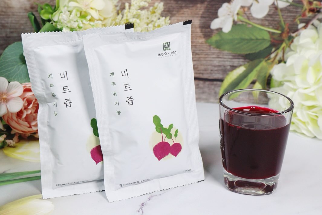 #협찬
맛부터 건강까지 챙길 수 있는 
제주 오가닉스 100% 레드 비트즙 효능!

레드 비트는 과거부터 
비트의 효능이 좋다고 알려지면서 
우리나라는 물론
외국에서도 상처 치료 또는 
해열제 등의 활용을 많이 해왔다고 해요.

비트효능
- 항산화효과
- 혈압저하
- 빈혈 예방
- 다이어트
- 항암효과

최근에도 고혈압이나 혈액순환과 같은데에 
비트 효능이 있다고 알려지면서 
심장 질환 예방을 위해 비트가 함유된 
영양제나 쉽게 먹을 수 있는 비트즙의
형태로 착즙해서 먹는 경우가 많은데요.

집에서 매번 레드 비트를 사다가 
세척 및 손질해서 착즙해서 마시기
너무 귀찮잖아요.

제주 오가닉스 비트즙은 제주도에서 
자라나고 저온 착즙 되어 배송이 되기 
때문에 다른 곳에 비해 배송료가 
조금 비쌀 수 있지만 비트 효능과 
자체 품질은 상당히 자신있다고 합니다.

섭취 및 보관법
냉장보관을 해야 비트 효능과 영양소가
파괴되지 않는다고 하니
배송이 오는 즉시 냉장고에 넣고 
시간 상관없이 아무때나 2-4포를 
섭취하게 되면 맛도 뛰어나고 
비트 효능을 챙길 수 있습니다!

#비트효능
#비트즙 #비트즙추천 
#레드비트즙파는곳 
#레드비트즙마시는법 
#래드비트주스