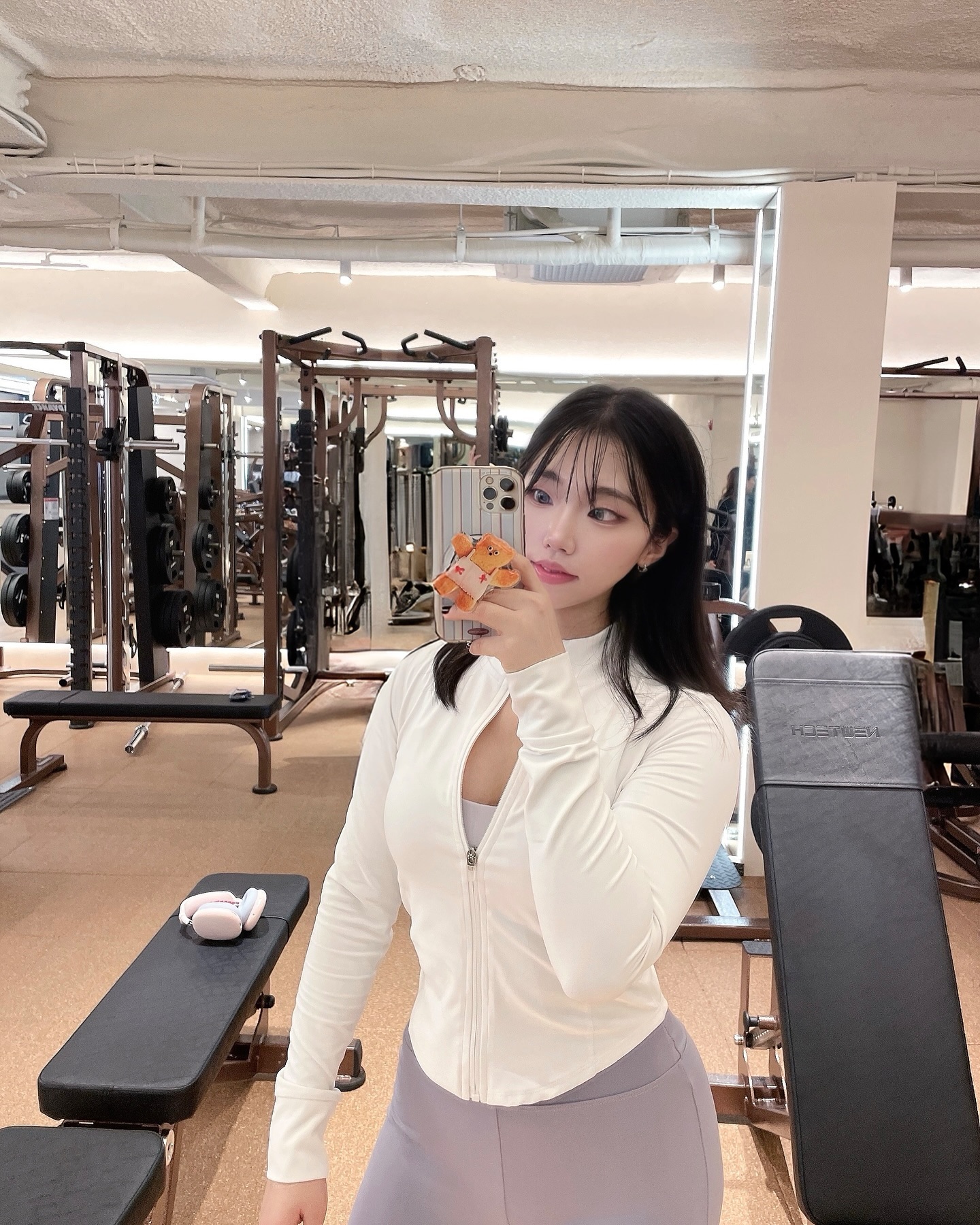 내일이 벌써 크리스마스 이브라니…🎄
다들 크리스마스에 뭐하시나요??ㅎㅎ
저는 내일 저녁에 부산가는데, 너무 바빠서 아무 계획이 없어요…!
가서 딱 3끼 알차게 챙겨먹고 올라올 예정입니다😋ㅎㅎ

그래서 오늘 퇴근하고 후다닥 집에가서 순두부마파덮밥 먹고🤍
요거 릴스보고 만들었는데 넘 맛있어요👍🏽👍🏽
하체하러 헬스장…🫠
야무지게 어깨까지 깔짝하고 왔어요🏋🏽‍♀️

오늘의 운동복은
브라탑 grandeline.official 
아우터 grandeline.official 
하의 conchwear 
컬러가 맞아서 예쁜 느낌💜