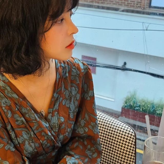 다정 on Instagram: "#광고 #시그널러브 가을 여자 무드 🍁🍂 @signal__love '르플리 핀턱 셔링 원피스' 🙌💓 샤랄라라랄라라~😍🥰"