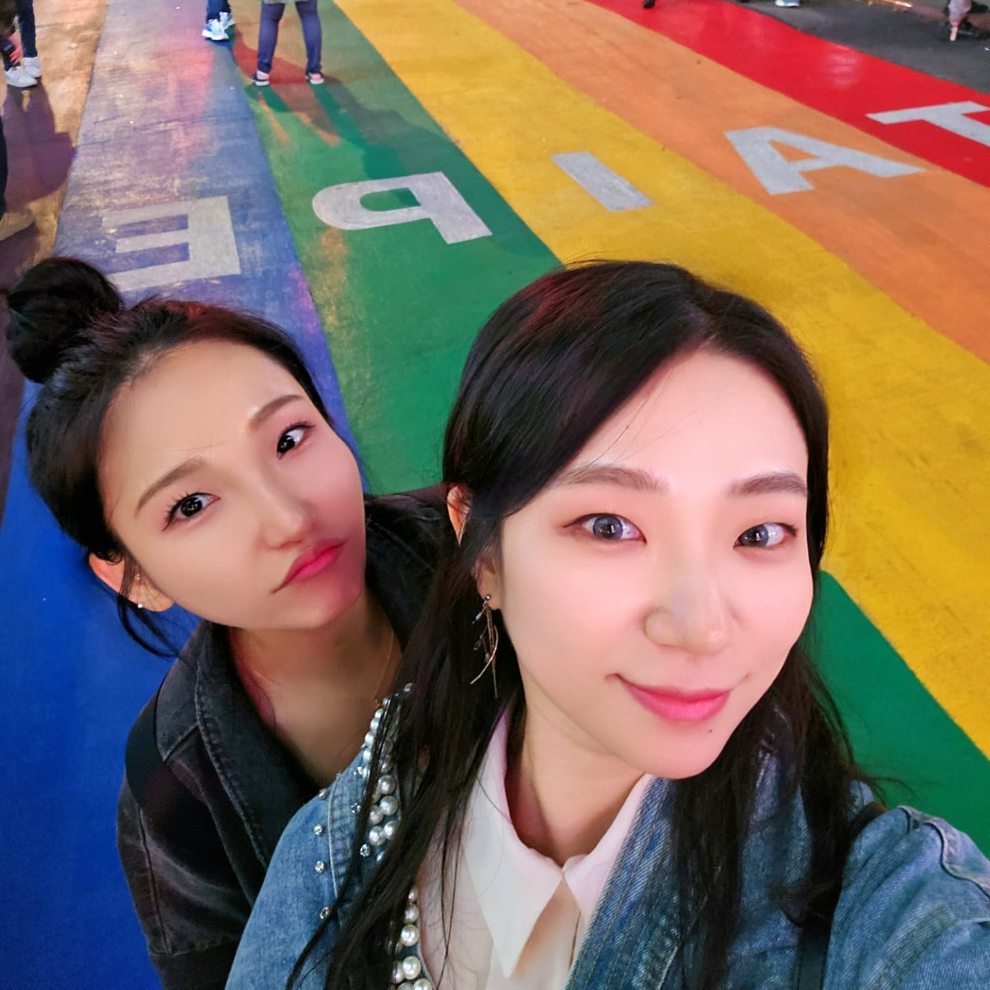 #대만여행
파워 부지런쟁이들끼리 여행 다녀옴!
이 멤버가 이렇게 재밌을 줄이야 😆

*곱창국수 유명한 아종면선,
우연이 겹쳐 찾게 된 맛집 仨弄砂鍋煲,
더몰트바에서 피트 죽이는 내 취향 옥토모어 16.3 마시고
모두가 극찬한 카발란 마데이라 캐스크,
야장에 미친(?) 정민이가 찾아낸 야장거리에서 또 한잔,
14일만 판매한다는 대만맥주에 세인트피터, 라쁘티펄 누가크래커까지!

*행복당 버블티 들고 예스진지 투어 야무지게 다녀오면서
닭날개볶음밥, 땅콩아이스크림, 흑돼지소세지, 광부도시락 챙겨먹고
라오허제 야시장에서 후추빵, 치킨미트볼, 라임쥬스, 석과, 메론 사 먹고
버섯구이 아저씨와 시먼마라훠궈가 에바였지만
전신마사지에 기혈 다 뚫린날~ 금문고량주 10년산 핑크에디션도 👍

*노포 우육면 말고 제대로 된 것 찾아 갔던 두리비프누들도 좋았고,
마지막 숙소가 4월에 갔던 수즈앤카토즈 호텔 근처라 반가웠고,
근처 카페 탐방, 단수이강 산책도 넘 힐링이었다!
스냅샷 인증샷 남기러 갔는데 다들 너무나도 적극적 ㅋㅋㅋㅋㅋ
딘타이펑 난시점 웨이팅 성공하고, 용산사 산책가서 또 힐링❣️
야식거리로 치즈양념감자, 치킨팝콘킹 튀김, 만한대찬, 레이즈 감자칩 사서
금문고량주 마저 끝내고 파자마차림으로 맥주 더 사 와서 마지막 밤 끝~

날씨요정 정민이, 럭키보이 핸썸보이 대현이 최고😍

#대만여행일정 #대만3박4일 #대만여행메이트 #아종면선 #행복당버블티 #예스진지 #라오허제야시장 #금문고량주58도 #딘타이펑 #용산사