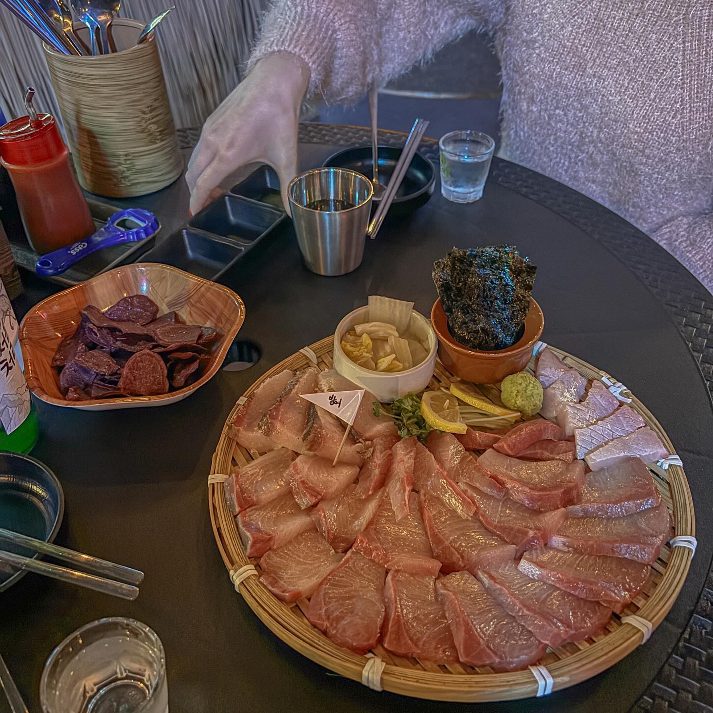 ⠀
⠀
해산물 전문 실내 포차 [회포차 김도주]
⠀
자 여러분 겨울엔 뭐가 제철이다?
방어 무조건 방어를 먹어야 합니다
그래서 친구랑 바로 방어 먹으러 갔어요🐟
⠀
2층에 있는 곳인데 실내 포차 스타일
그 포차만의 감성 뭔지 아시죠?
특유의 감성이 있어서 완전 좋았음⛺️
⠀
메뉴는 대방어 주문
비린내도 없고 완전 신선한
조미김에 회랑 백김치 올려서
기름장에 찍어서 먹으면 味味
⠀
그러다 매운탕도 추가해서
국물이랑 술이랑 같이 먹었답니다
재방문 의사 완전 있슴다🍣
⠀
⠀
🏷 회포차 김도주
🏷 위치 : 경기 안산시 단원구 광덕대로 168 신화타운 2층 201호
🏷 영업시간 : 17:00 ~ 02:00
⠀
📍 대방어 55,000₩
📍 서더리 매운탕 15,000₩
⠀
.
.
⠀