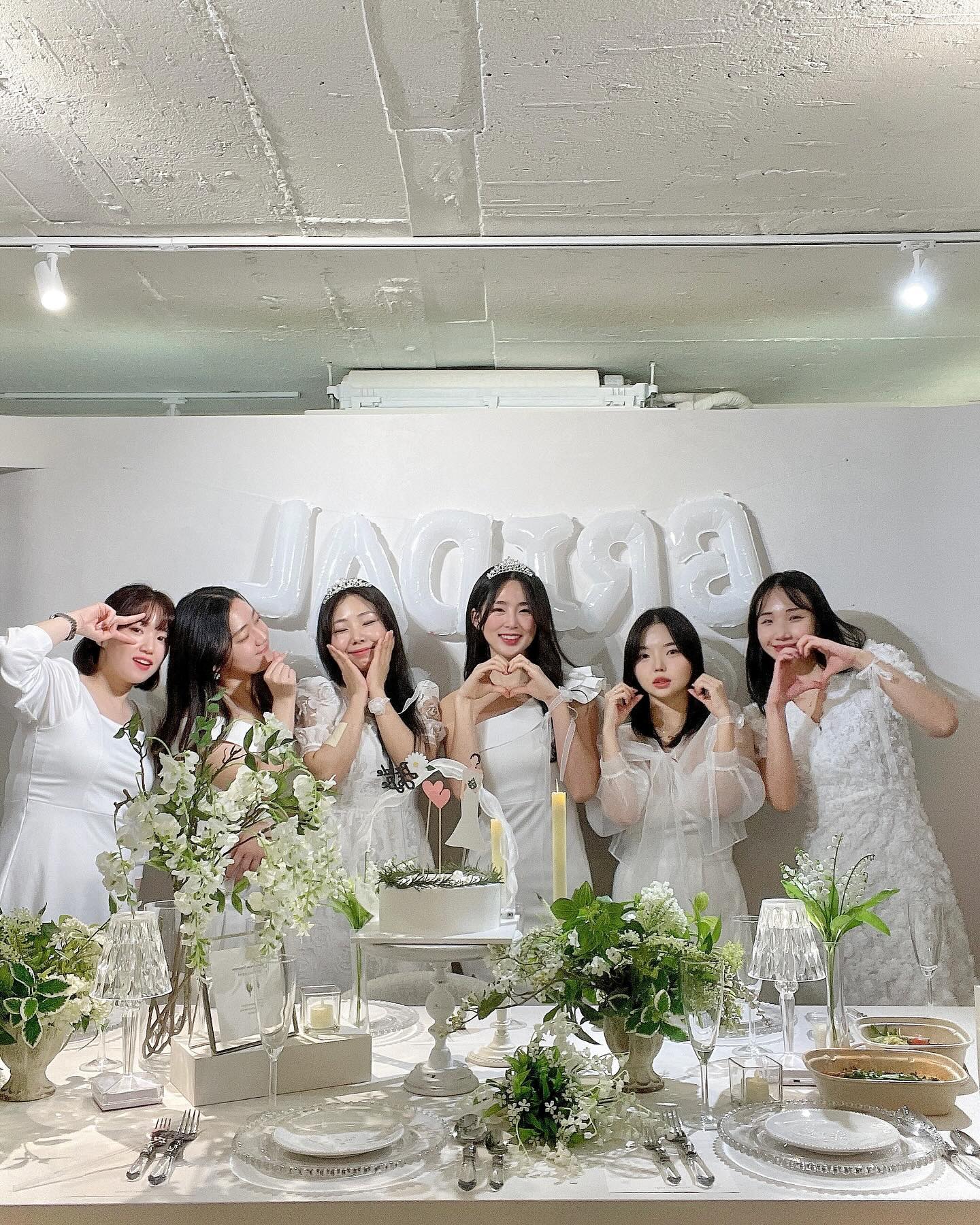 D-10💍

두바이에서 시작된 소중한 인연들과 함께한 #브샤 🤍👰‍♀️
감동의 브샤로 결혼 준비 시작~🎵