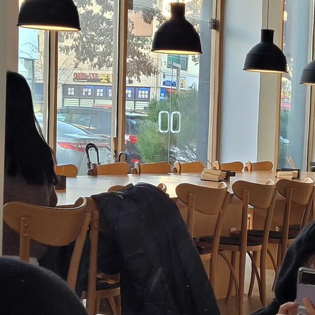 늘봄여행사 on Instagram: "ㅘ.. 영하 4도 실화인가요🥶 요즘 진짜 칼바람 피해서 아이템 장착 필수로 하고 있눈데용 마스크는 진짜 무조건이고ㅠㅠ 그날 옷에 맞춰 목도리나 바클라바로 목을