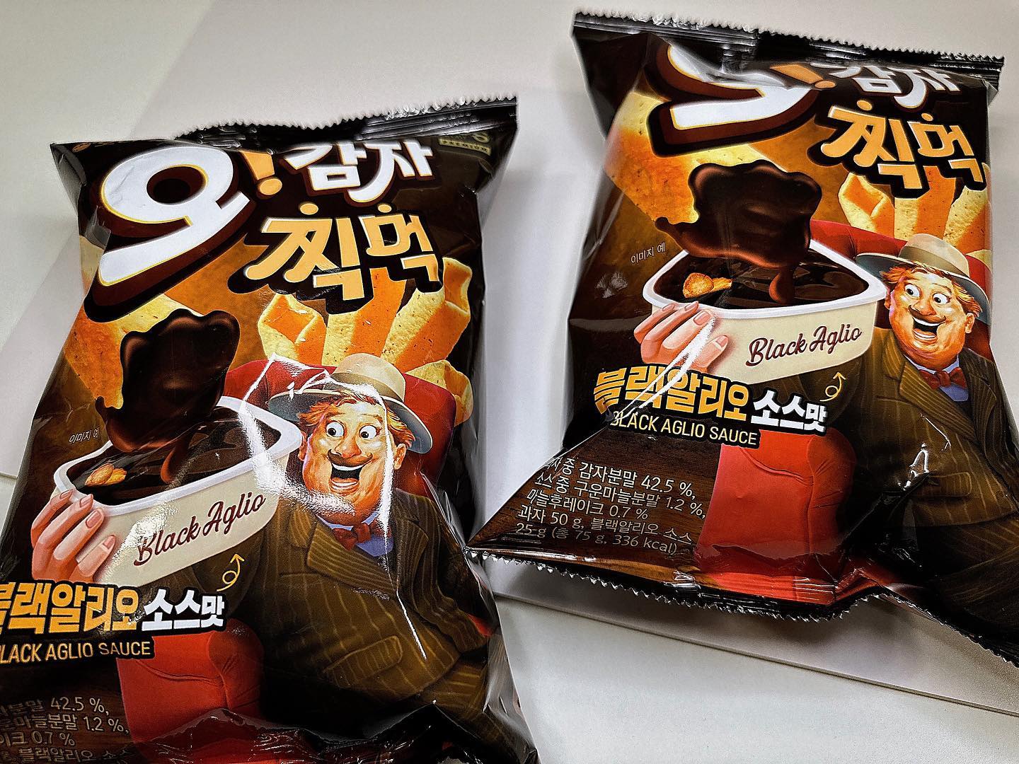 📍신상과자 오감자 블랙알리오
⠀⠀⠀⠀⠀⠀⠀⠀⠀⠀⠀⠀⠀⠀⠀⠀ 
편의점 탐색에 나섰다가 NEW가 붙어있는
신상과자를 발견한지 3주가 흘렀는데
이제 올리는 저란 극P....🙄
⠀⠀⠀⠀⠀⠀⠀⠀⠀⠀⠀⠀⠀⠀⠀⠀ 
오감자은 어니언 맛에
블랙알리오는 달콤짭짤한 마늘간장 소스라고 해요!
⠀⠀⠀⠀⠀⠀⠀⠀⠀⠀⠀⠀⠀⠀⠀⠀ 
벌써 맛있을 것 같은데..
맛보기 전부터 두근두근...❤️
⠀⠀⠀⠀⠀⠀⠀⠀⠀⠀⠀⠀⠀⠀⠀⠀ 
오감자 색상은 일반 오감자보다 하얀편이에요!
블랙알리오 소스는 생각보다 까만색이라 
쵸큼 당황...🙄🙄
⠀⠀⠀⠀⠀⠀⠀⠀⠀⠀⠀⠀⠀⠀⠀⠀ 
하지만 색은 색일뿐! 맛은 완전 제 취향❣️
단짠조화는 맛없없이죠😎
어니언맛과 단짠마늘간장 조합 딱인걸?😎
⠀⠀⠀⠀⠀⠀⠀⠀⠀⠀⠀⠀⠀⠀⠀⠀ 
오감자 좋아하시는 분들은 드셔보시는거 추천드려요!
요고요고 생각보다 맛도리입니다‼️
⠀⠀⠀⠀⠀⠀⠀⠀⠀⠀⠀⠀⠀⠀⠀⠀ 
ps) 오감자는 소스가 부족해야 제맛이죠 소스는 맨날 부족해😈
⠀⠀⠀⠀⠀⠀⠀⠀⠀⠀⠀⠀⠀⠀⠀⠀ 
⠀⠀⠀⠀⠀⠀⠀⠀⠀⠀⠀⠀⠀⠀⠀⠀ 
#오리온신상 #오감자 #오감자블랙 #오감자블랙알리오 #블랙알리오 #먹소통