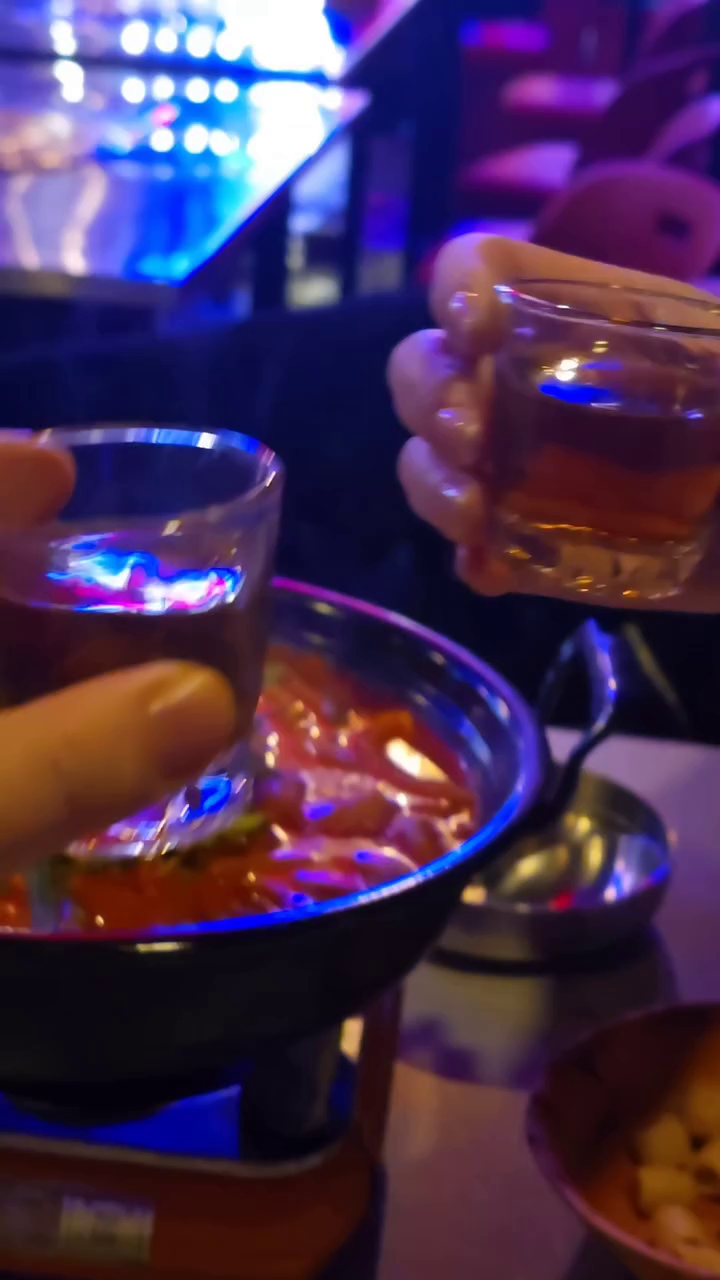#협찬 압구정 핫플레이스 압쿠아맨🦹‍♂️
.
음악이 흐르는 감성 실내포차로 인기인 압쿠아맨
분위기가 좋아 단체모임, 데이트, 소개팅하기 good~
.
안주가 맛있어🍲 인기인데 매콤새콤한 참치 김치찌개와
반반 먹어볼수 잇어서 더 좋은 반반전
김치전과 감자채전이 반반인데 그라노파다노 치즈가 
잔뜩 얹어져 있어 강력 추천.
.
맛있는 안주와 그날의 분위기, 날씨에 어울리는
음악이 흐르는 공간에서 오늘 술 한잔 콜?🍻
.
.
.
🎈서울 강남구 언주로172길 66 1층
📞02-6953-7542

#압쿠아맨 #압구정로데오 #압구정 #압구정맛집 #압구정데이트 #압구정술집 #압구정모임장소 #압구정로데오역 #술스타그램 #맛스타그램 #먹스타그램 #강남맛집 #강남핫플 #강남데이트 #맛집탐방 apquaman_seoul