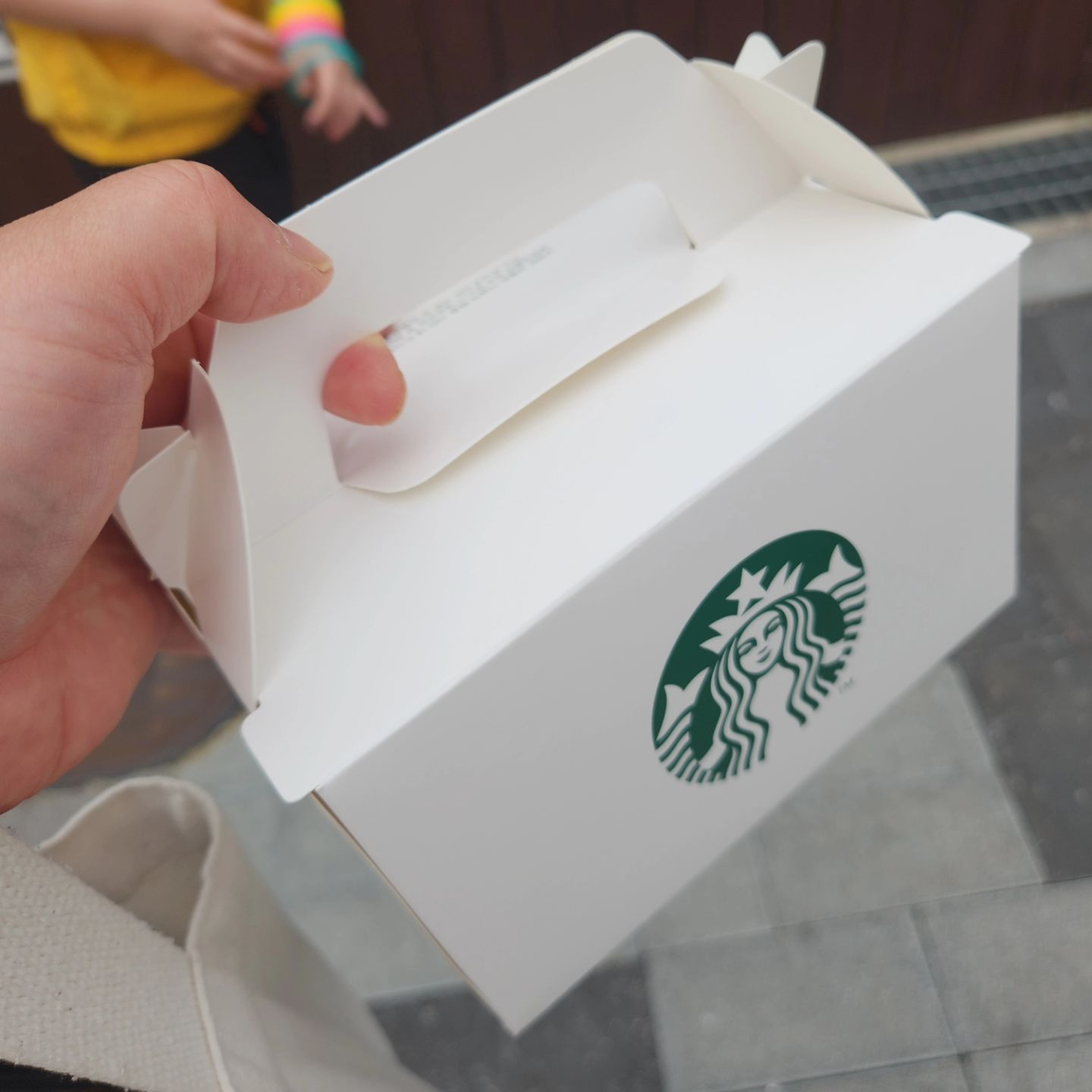 집앞이 스벅이니깐~ 
어플열어~! 주문 고고!
아들~ 주문했어 들고가자.
커피는 집에서 내리면 되니깐~ 
아드님 집에 오자마자 카스테라 반토막 만들고
까눌레? 라는거  첨 먹어보는데~ 
어.  담부턴 안살게. 너무 작잖아~~~~~~ 
몇개를 먹어야하냐고~~~~