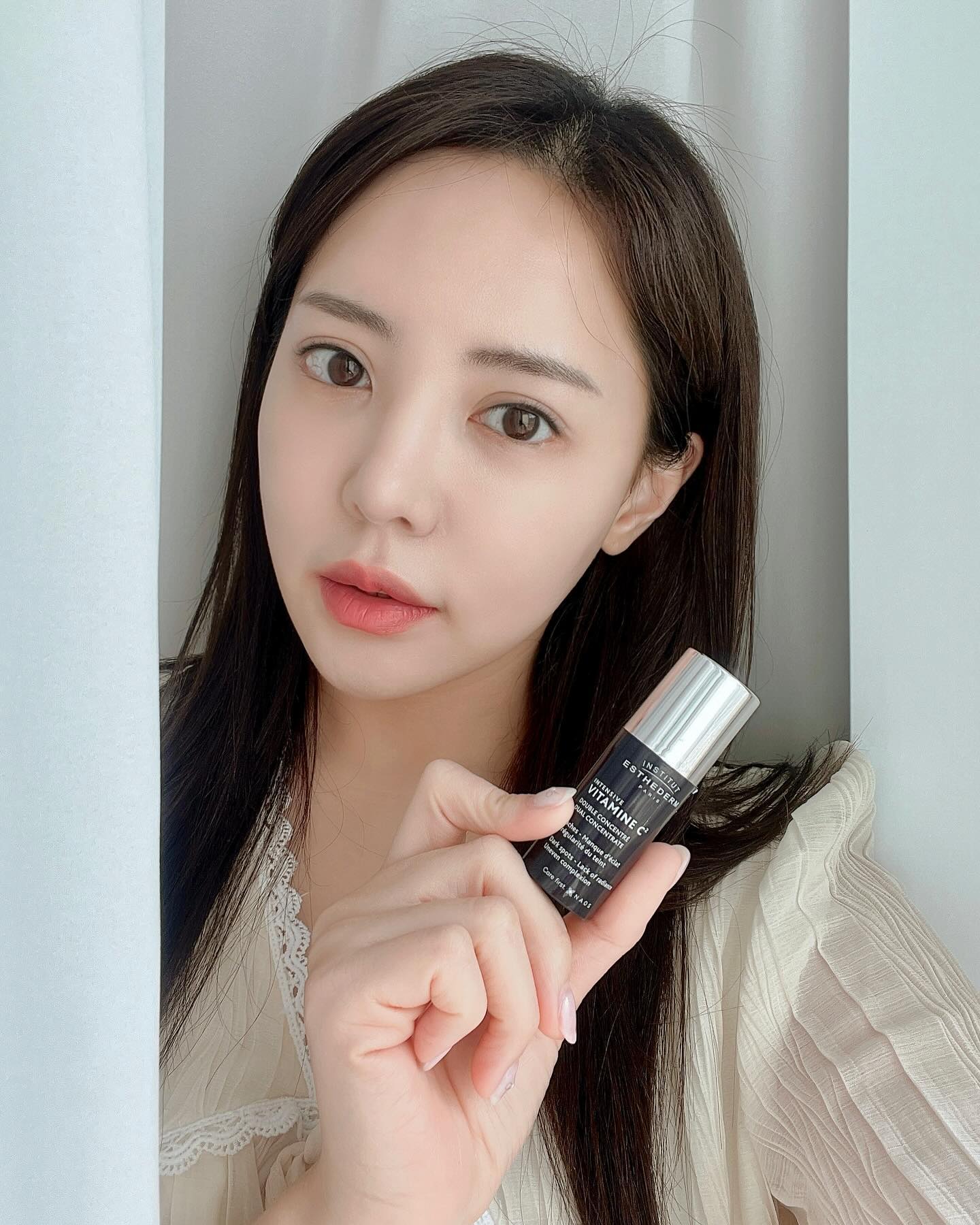 #광고 
얼룩덜룩 피부 esthederm_kr 으로 깨끗하게✨
100만 유튜버 디렉터파이 추천템이면
일단 신뢰도 엄청 올라가는거 알죠✨
⠀
어느 순간 피부가 예민해지면서
조명에도 엄청 타고 뒤집어지고하면서
피부에 보기싫은 흔적이 엄청 생겼는데
미백제품 엄청 찾아보고 있거든요
⠀
매일매일 에스테덤 인텐시브 비타민C2
미백세럼으로 비타민케어 해주면
얼마나 좋아질지 벌써 기대되기 시작✨💕
2주동안 매일 아침 저녁 하루 두번
에스테덤으로 비타민 루틴 다지기 스타트🤍
⠀
⠀
⠀
⠀
⠀
⠀
⠀
#N시세럼 #미백습관 #루틴만들기 #미백루틴N일차 #바르는비타민 #기미앰플 #기미크림 #미백앰플 #미백크림 #미백세럼추천 #에스테덤 #비타민C앰플 #비타민C세럼 #시코르 #디렉터파이추천 #유튜버추천템 #착한화장품 #뷰티쁠31