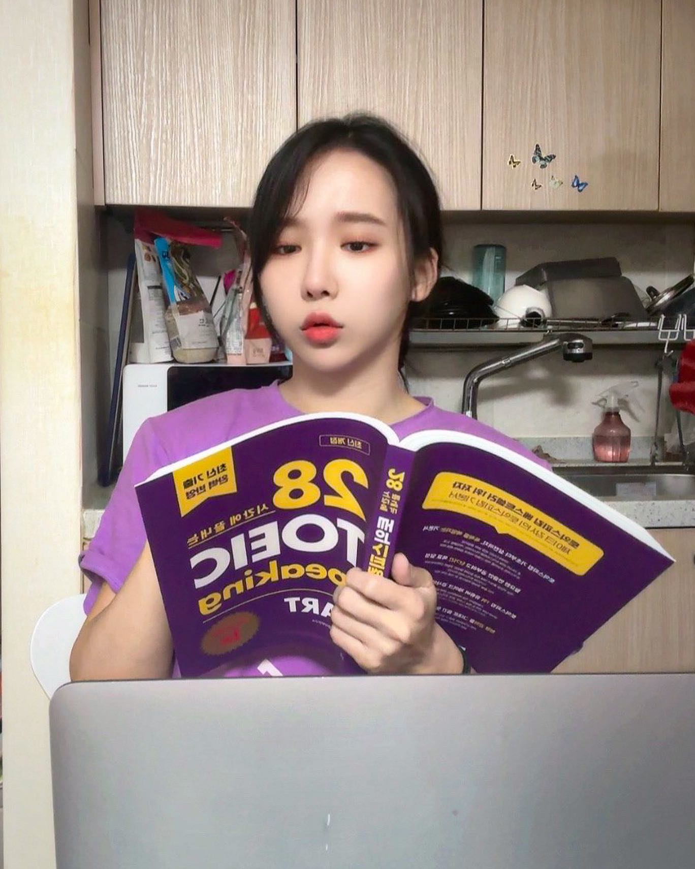 #협찬

보이시나요?
책 제목부터 이름하여 ‘28시간에 끝내는 토익스피킹’~~~ ㅋㅋㅋㅋ‘
저같은 경우엔 오픽은 한번 시험을 쳐봤는데 토스는 완져니 처음이에요
그래서 생소했는데 제목만 보고 뭔가 마음이 놓이더라구요... 28시간안에 끝낼수 있다니..

일단 책을 펴고 앞부분 내용을 보니까 어떤 식으로 발음해야하는지 강세를 어디다 둬야하는지 등등 발음 꿀팁이 나와있었어요
영어 그냥 혀만 대충 굴려서 읽으면 되는줄 알았는데 ㅋㅋㅋㅋ 아니더라구요
형용사랑 고유명사 등등 악센트를 주어야 될 부분들이 따로 있음!

책이랑 인강을 같이 보니까 확실히 필기를 따로 할 필요도 없어서 편하긴 하더라구요
책 내용이랑 동일하게 진행되니까 악센트를 어디에 둬야하는지 그런거만 잘 표시해두시면 될것 같아요
같은 의문문이어도 끝을 올려읽고 내려읽는게 다르더라구요

최대한 자신감 있게 말해야 스피킹은 점수가 잘 나온대요
제가 오픽 시험 공부했을 때도 똑같은 이야기를 들었던 것 같아요!
스피킹의 점수는 거의 자신감에 달려있는 듯

확실히 귀에 쏙쏙 들어오고 포인트를 잘 집어주셔서 왜 제이크쌤이 유명한지 이유를 알겠더라구요
중간에 잘못된 예시 설명하시면서 발음 따라하는데 급 빵 터짐 ㅋㅋㅋㅋㅋ
이제 중요한건 제가 열싀미 연습하는 것 뿐...

끝을 올려읽고 내려읽고 하다 보니까 저도 모르게 손이 움직이더라구요...? ㅋㅋㅋㅋㅋ
내려읽을땐 손 내리기.. 올려읽을땐 손 올리기...
이렇게 읽으니까 뭔가 악센트가 더 잘 들어가는 느낌이라서 ㅋㅋㅋㅋㅋ

제이크쌤이 알려준 강세 주는 법을 적용해서 읽어보니까 처음보단 훨씬 고수처럼 읽는것 같아용.. 헤헤..
아직 부족한 점이 많지만 꾸준히 연습하다 보면 좋은 점수를 받을 수 있겠죠?

지금 시원스쿨에서 시험만 봐도 수강료 50% 환급, 최대 900% 환급해준다고 해서 확실한 동기부여가 되더라구요
꾸준히 인강 듣고 반드시 시험을 응시해봐야겠어요
혹시 토스 시험 준비하시는 분들 있으면 같이 화이팅해요 👋

#협찬 #토익 #토익스피킹 #제이크토익스피킹 #제이크토스 #토익스피킹시험 #토익스피킹공부 #토익스피킹독학 #토익스피킹인강 #토익스피킹책 #토익스피킹교재 #토익스피킹강의 #시원스쿨토익스피킹 #공부자극 #공부자극 #공부인증 #공부스타그램
