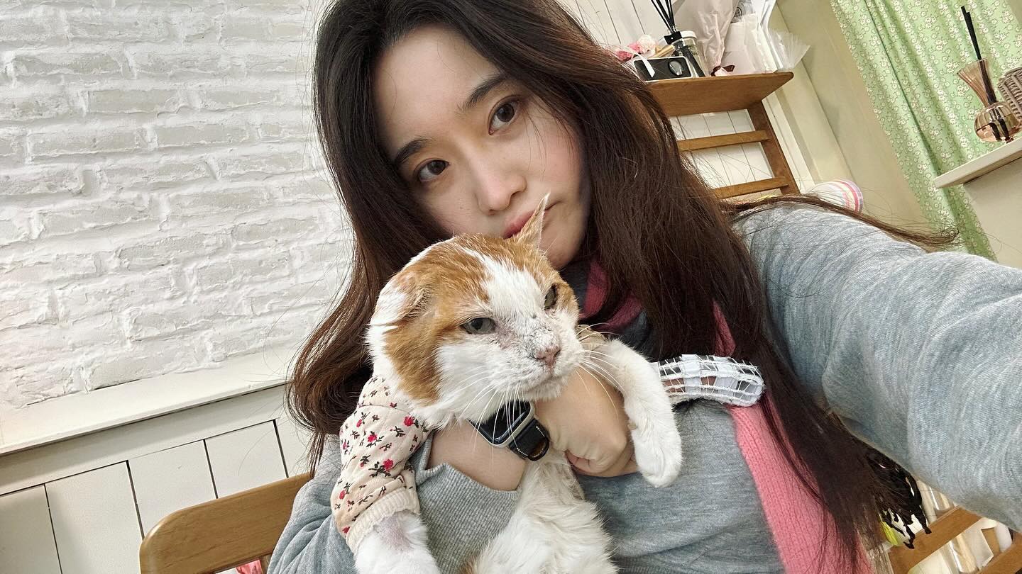 ✨🎂happy kimeve day🎂✨
올해 전부 하는말이 나현 답지못하게 왜 생일에 난리를 안치냐며(....ㅋㅋㅋ) 작년보다 올해 더 생각지도 못한 바쁜 시즌이어서 빨리 클쓰가 지나갔으면 좋겠어서 생일도 빨리 끝났으면 했는데 ㅠ..
그럼에도 불구하고 많은 축하 감사합니다 🎅🏻🎂🎅🏻🎂
올해는 꽃집도 넘 바빴지만 감자덕분에 외롭지 않았어유 , 🐈🥔

늘 하는 말이지만 나랑 친구해줘서 고마워~♡ ⋆⁺₊⋆ ॰｡ཻ˚♡ 
내년에도 곤듀 잘 부탁해? 

#김이브 #1224 #hbdtome🎉