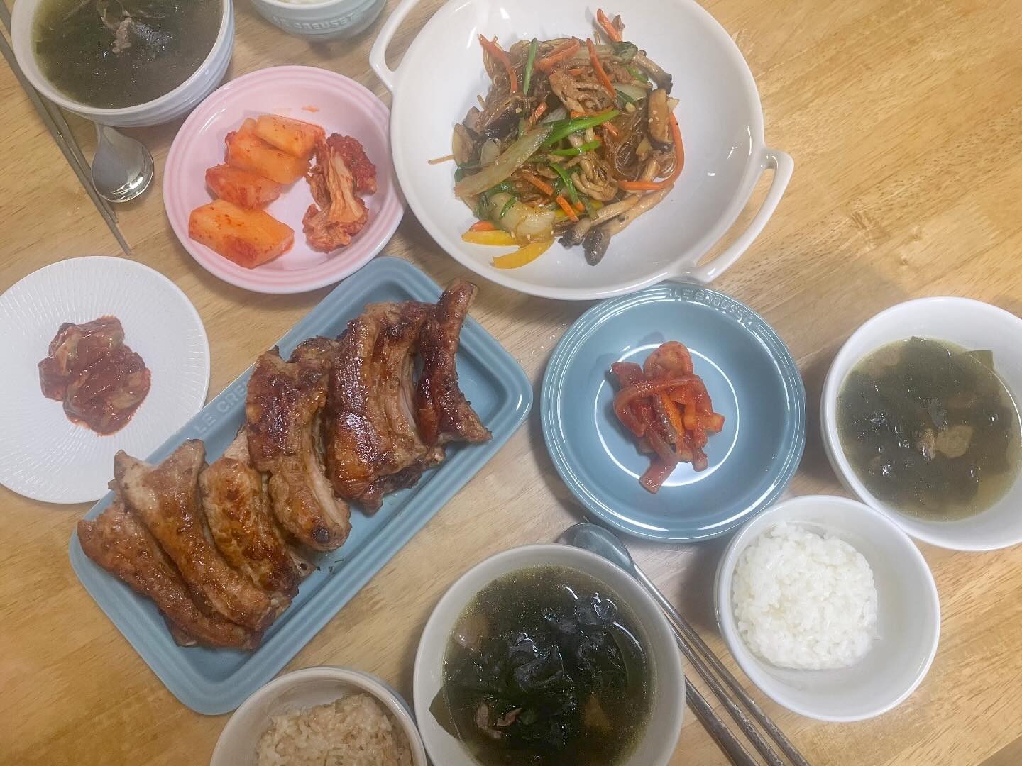 내 생일밥상은 못챙겨도 서씨들 생일 밥상은 챙겨줘야지..
생일날 못챙겨준 미역국에 죄책감이 많이 들어서 
어제 퇴근 하자마자 미역국부터 끓이고 잡채는 당연 사서옴ㅋㅋ

혜경이이모 등갈비 구워서 생일밥 거하게 차렸넹😃🫶
아침부터 힘들구만 ㅋㅋㅋㅋ
-
-
#생일밥 #7세아들생일