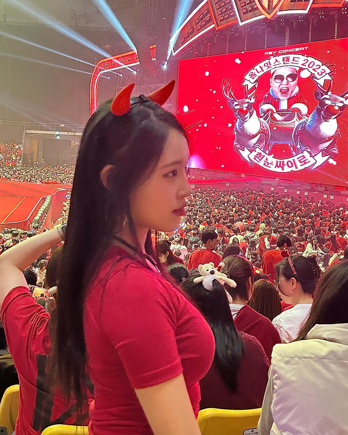 언제 봐도 행복한 빨간 물결 속에서 아빠랑 데이투❤️
거진 올나잇 입실렌티 그 자체잖아여

2년동안 세번 만난 싸이
열정이랑 체력에 다시 한 번 자극 받고 옵니다 감사합니다!!💪🏼
#올나잇스탠드2023 #흰눈싸이로 #올나잇스탠드

오랜만에 체조경기장에서 영배오빠 영접하기,, 몇 년만이지?!
세월이 야속하잖아요 나 그래도 still.. #VIP 👑 
.
해 바뀌기 전에 올리기 대실패 ㅋㅋ