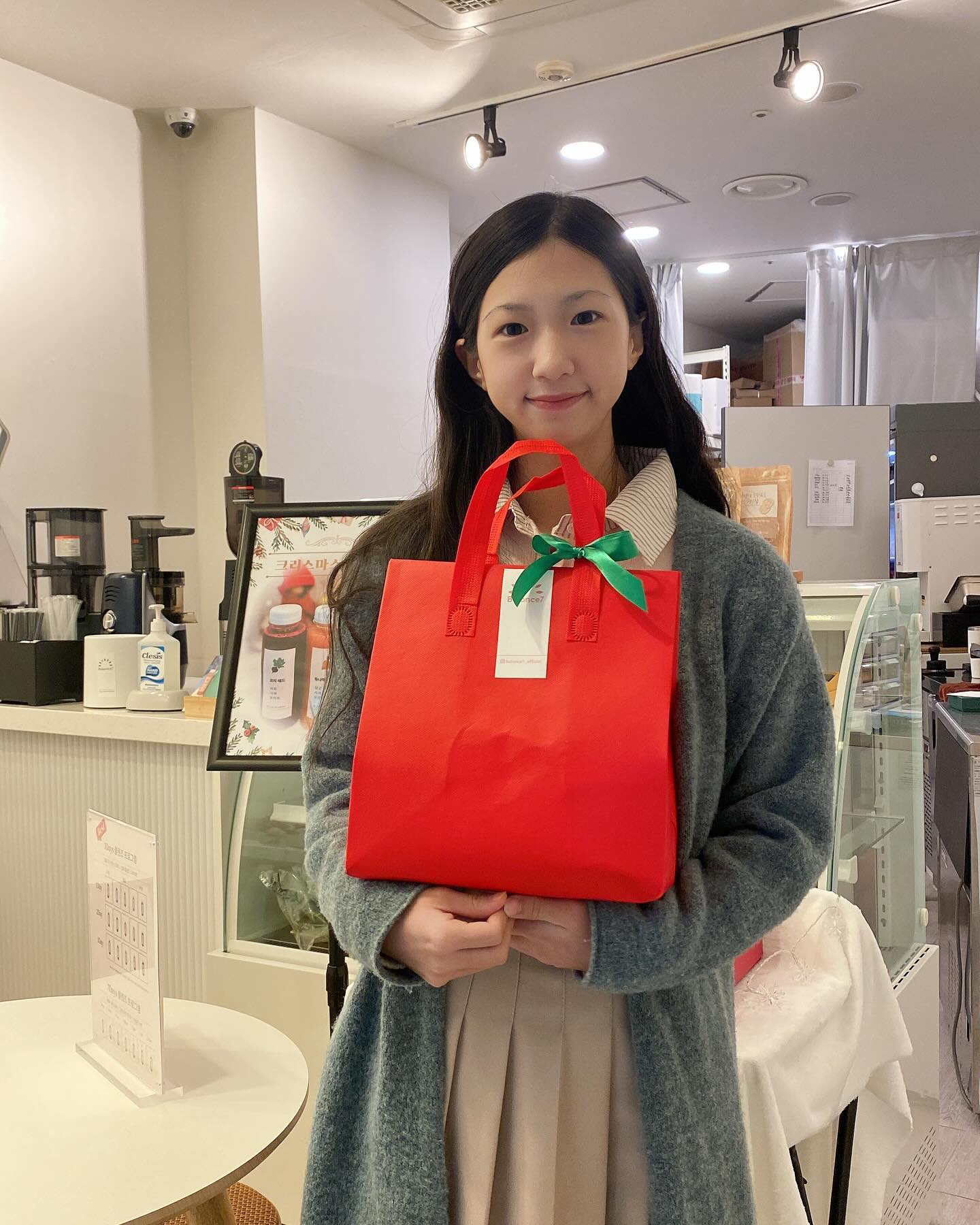 -
-
크리스마스 선물 🎁
-
뿌뿌가 젤 좋아하는 쵸콜릿인대,
우유,버터, 달걀등 동물성 식품도 들어가지 않고
정말 좋은건 설탕도 들어가지 않아서!!!!
교정중인 이빨에도 부담이 조금 덜되더라는 ㅎ
-
balance7_official 
-
#정혜윤 #맛난초콜릿🍫 #비건베이커리 #비건디저트
#퇴근후일상 #퇴근후힐링타임 #달달한게땡기는날 
#크리스마스선물 #선물추천 #와디즈오픈예정 
#mygirl #mystar⭐️ #yoonppoo