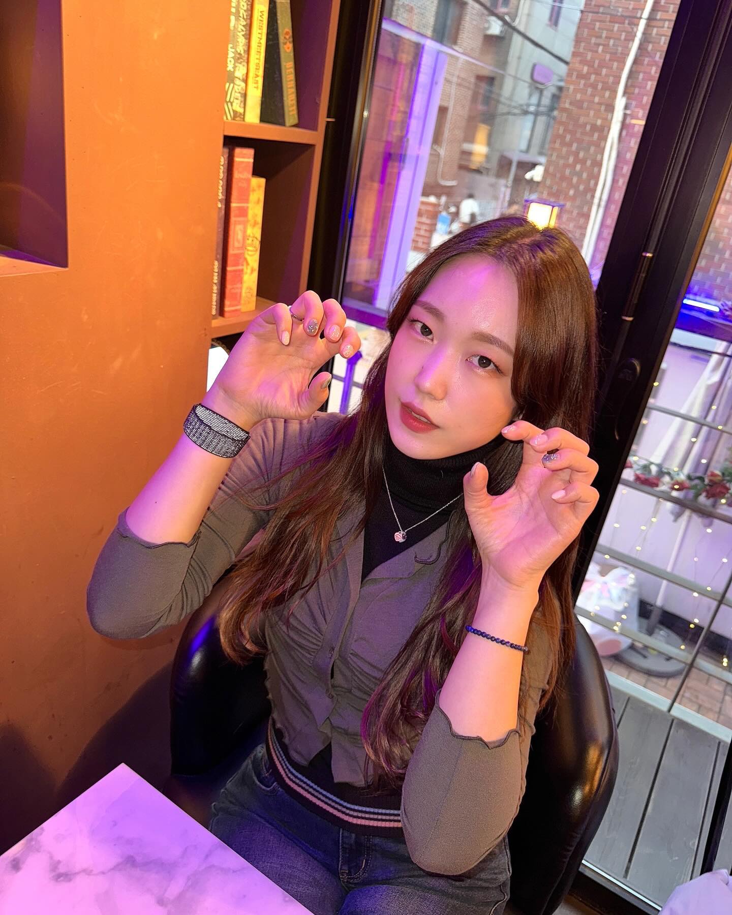 새로운 봄네일🌷

신나게 네일하고 여행갑니다 슝슝~

🎀치키하고 예쁜 네일 너무 많아서
고르는거 넘나 힘들었다긔
너무 꼼꼼하게 케어 해주셔서 갬동 
홍대에 있는 #헤이오브제 
샵 내부도 크고 깔끔했어요✨
.
.
.
.
.
#홍대네일 #네일추천 #헤이오브제
#네일스타그램 #네일맛집 
#여행스타그램 #녜지홍대 
#홍대데이트 #오사카여행코스 
#선팔은맞팔 #좋아요반사
#좋아요환영