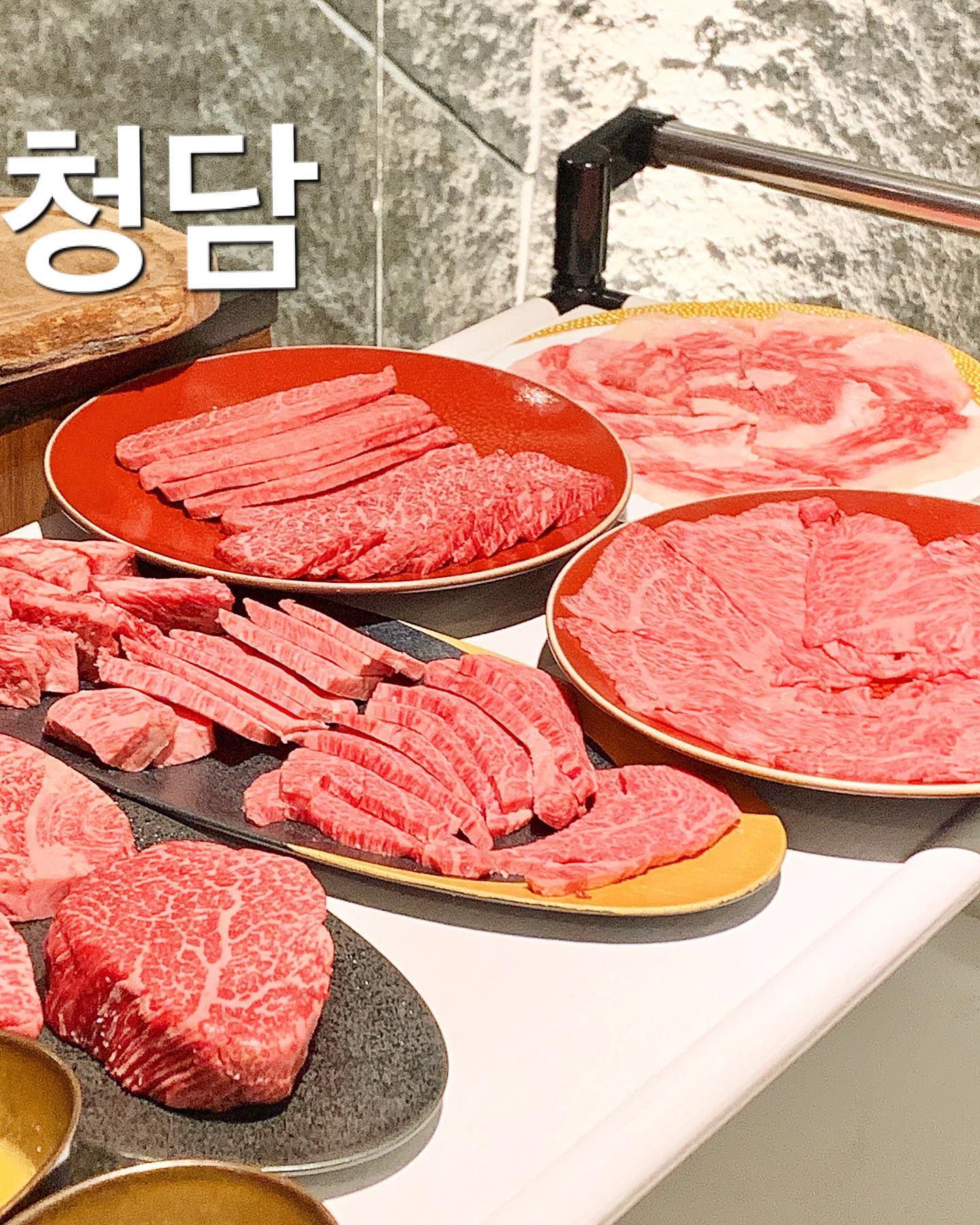 #에이오 #청담
고급스럽고 프라이빗한 공간, 오직 A5에서만 맛 볼 수 있는 감동의 한우 오마카세 맛집! 100% 예약제로, 예약명이 없으면 식당 입장 자체가 안되게 아주 프라이빗한 시스템이라 그런가 연예인들도 많이 오는 곳.

오마카세는 엔트리 (250.0) / 특 (350.0) / 프리미엄 (450.0) 총 3가지로 나누어져 있다. 

| #특오마카세 (350.0) |
1. 웰컴 드링크 - 단호박 꿀 차
2. 트러플 육포 
3. 콩나물 불고기 
4. 비트 젤리, 버섯 크림 타르트
5. 대게 다리살 계란찜
6. 이세비 사시미, 오세트라 캐비어 - 정글의 법칙에 나오는 랍스타보다 큰 거대 닭새우
7. 뽈락 구이, 시금치 커스터드, 포테이토 퓨레, 청어알 
8. 갈치 복어 덴뿌라
9. 전복 내장으로 볶은 전복
10. 유자 그라나따
- 한우 코스 시작
11. 우설
12. 치맛살
13. 늑간살
14. 채끝살
15. 안심
16. 꽃갈비살
17. 새우살
18. 부채살 
19. 살치살 육초밥
20. 차돌박이
21. 살치살 스키야키
-
22. 식사 (트러플 파스타/ 카레라이스/ 육개장/ 한우된장찌개 중 택 1) - 일본에서 직접 공수해온 쌀로 만든 카레라이스가 예술
23. 쉐프 시크릿 디저트 - 시나몬맛 쫀득한 빵과 아이스크림, 캬라멜 시럽

-
가격대는 높지만, 한국에서 먹어본 한우 중에 가장 감동적이었다. 고베에서 고베규 처음 먹었을때가 생각나는 듯 환상적 마블링에 입에서 녹아내리면서 육즙은 좌르륵 하면서 육향이 팡팡 터지는데 격한 감동 …! 식감과 풍미와 육즙의 3박자가 정말 역대급이다.
코스 구성도 정말 배 터지게 푸짐하고 하나하나 너무 맛있어서 장장 3시간 가까이 되는 시간동안 정말 행복한 식사가 가능했던 곳
.
.
#밥블_청담 #밥블_오마카세코스