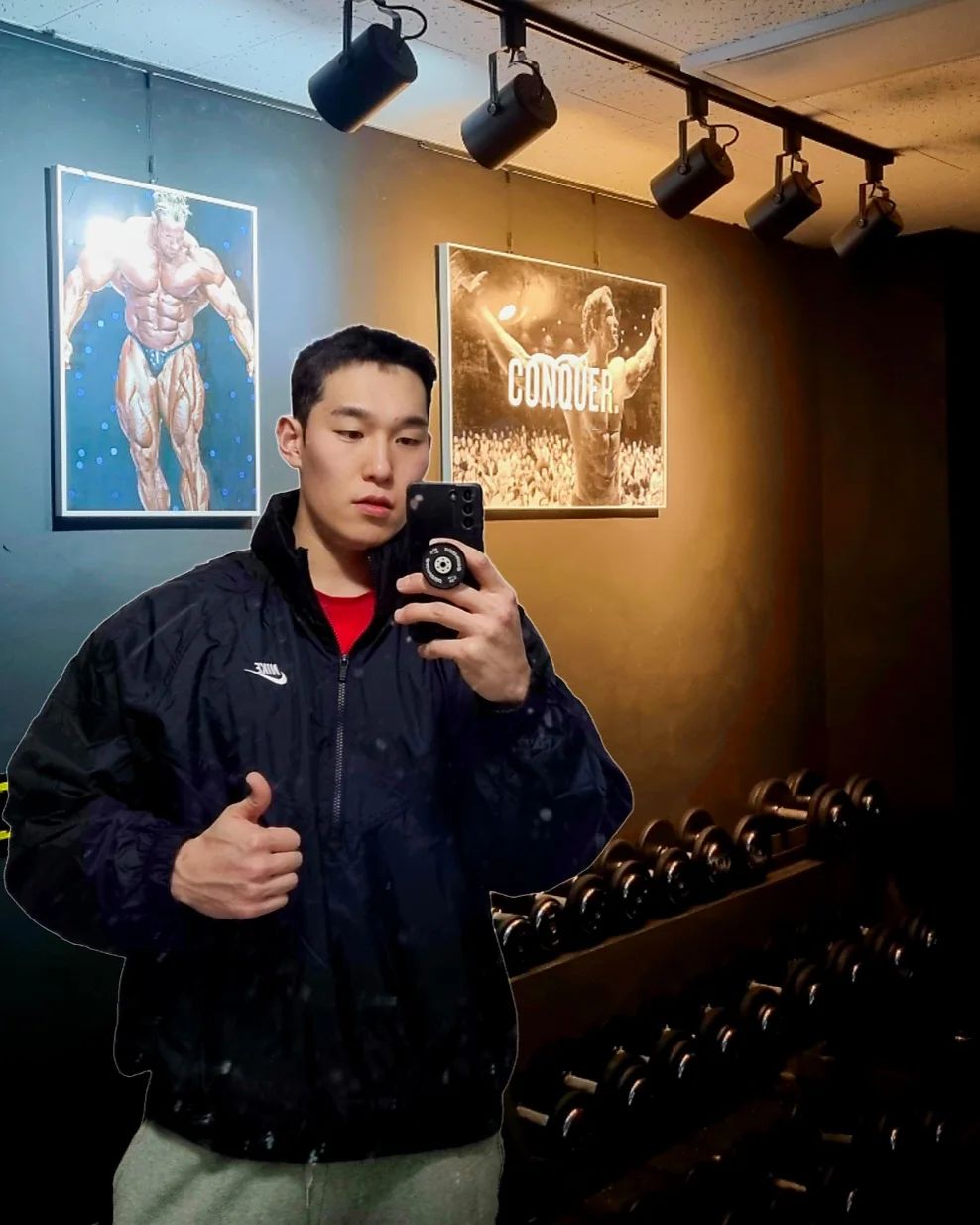 직장 헬스장 셀프 리모델링📸
셀프 DIY로 직장 헬스장 분위기 바꿔봤어요.
페인트 도색, 레일조명, 거울도 맘에 들지만
아놀드행님과 커틀러행님 모셔온게 겁내 뿌듯

나중에 친구들 pt샵 차린다하면 인테리어하는 친구랑
제일 좋고 멋지게 꾸며줘야겠어요.

고생했다고 나이키 반집후드 선물 받아 입어봄ㅎㅎ