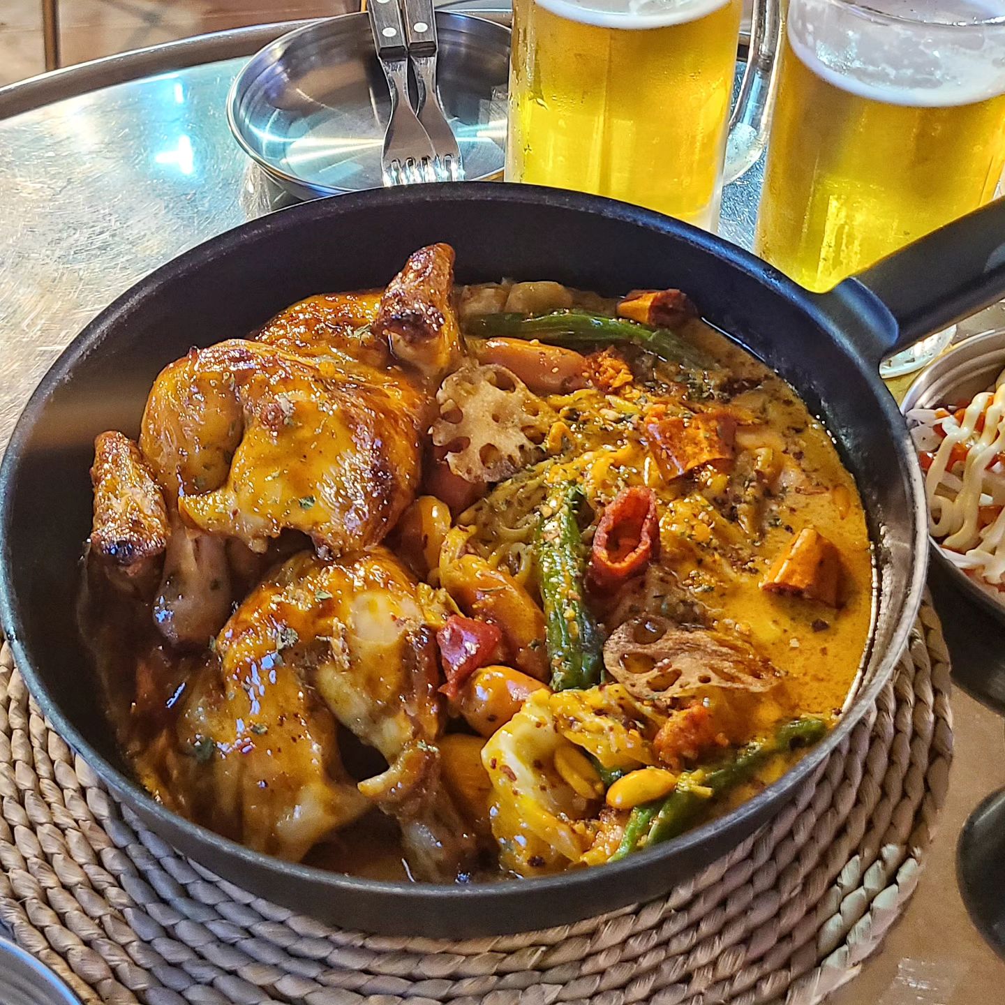 마라+로제+통닭 조합 미침😋

뜨는 핫플 신당에 새로생긴 신상술집 주시계 다녀왔다는🙋‍♀️ 일단 튀긴 치킨이 아니라 전기구이통닭이라는 점이 반은 먹고 들어가고요~ 통닭 종류도 진짜 많다. 

주문한 통닭은 마라로제통닭이였는데 적당한 마라맛에 크리미한 로제소스, 함께 들어간 파스타 면과 튀긴 토핑들의 조합이 최고! 

촠촠한 통닭은 기름기 쏙 빠져서 담백하기까지❤️ 잡내 없고 마라로제 소스에 찍어 먹으니 세상 맥주가 술술 들어가는 맛. 마라로제 파스타는 덤으로~ 짭짤한 마라로제소스와 파스타의 조합도 최고다.

시원한 날, 테라스에 앉아서 치맥 즐기기 가능한 사람 많던 신상술집 후기 끝! 짠베리~🍻

#주시계 #통닭 #치맥