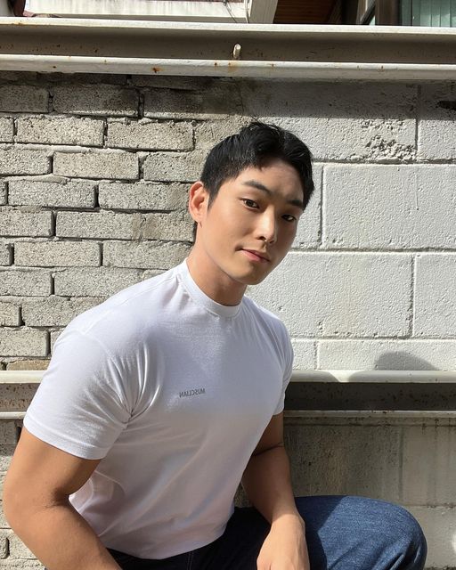 클래식스 백팡 on Instagram: "#협찬 @musclian_official 오늘은 머슬핏 티셔츠를 받았어요👏👏👏👏 디자인이 아주 깔끔하니 좋습니다😄 일단 어깨가 아주 깡패가 되어보이고 팔은 동슥이 행님