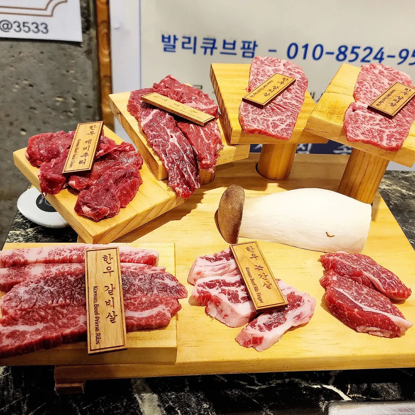 #협찬 #서면고기집 #서면고기맛집 #서면소고기 #서면소고기맛집 #서면돼지고기 #서면돼지고기맛집 #부산맛집 #부산서면맛집 #서면육회 #한우육회 #육회서비스

한우 가격에 놀라고👍
고기 퀄리티에 놀라고👍
서비스라는 육회 식감에 놀라고👍
한우된장찌개 푸짐함에 또 놀라고‼️

정말 몇년 만에‼️ 
되게 오랫만에 만난 언니랑
둘이 한우로 배불리기 신공😘

안거미살, 제비추리, 갈비살 등등
부위별로 고급진 비쥬얼의 한우를
야무지게 썰어 칸칸이 내오신 비줠

굿굿굿👍👍

고기도 알아서 구워주니 
편하기 그지 없구나😊

게다가 육회 식감 무슨 일이야⁉️⁉️

식사로 시킨 된장찌개 속 고기 그득그득
무슨 일이야⁉️⁉️👍👍👍

대만족하며 팁까지 아낌없이 쏘신 언니
부동산 큰손답네 자주 보자🤣🤣🤣

⏩️parkgun003

⏩️부산 부산진구 가야대로784번길 46-8 (부전동)

⏩️서면 고기육