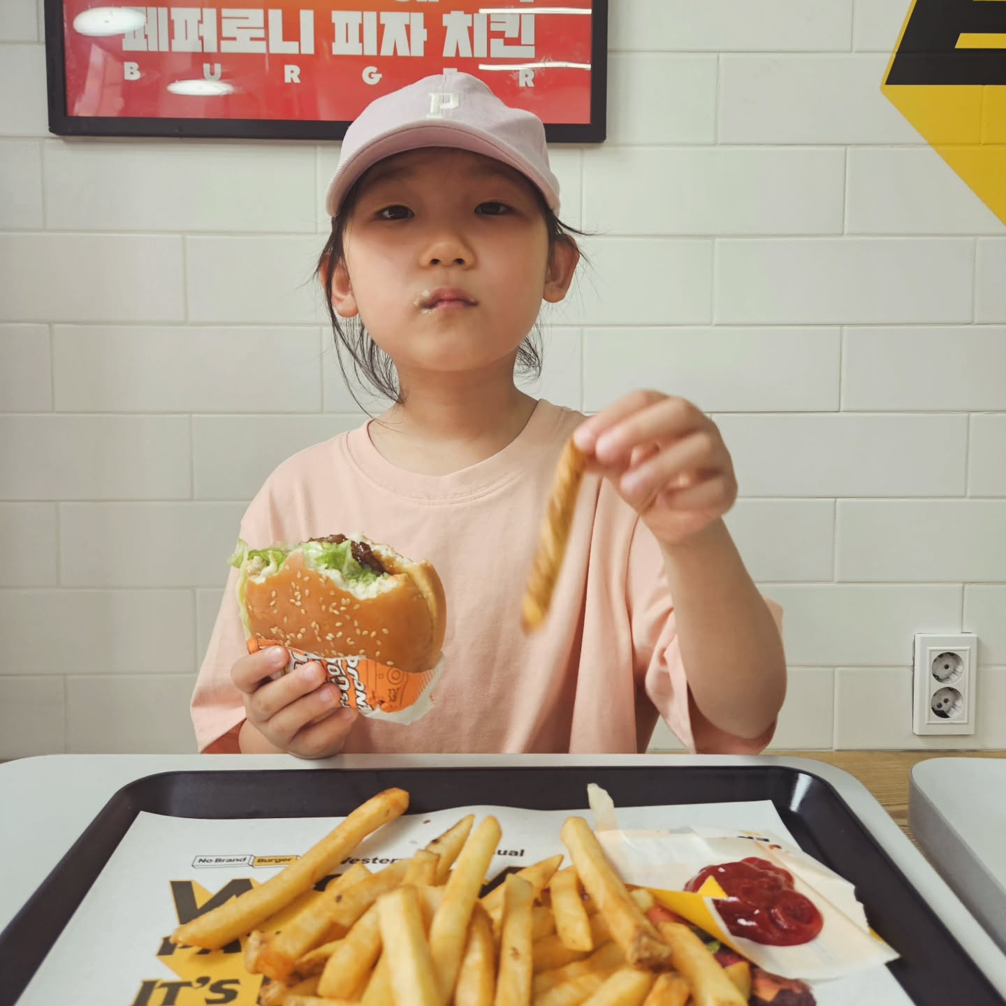 초등학교 첫 여름방학🏖
둘이 공부하기로 했지만... 
그냥 놀아보쟈!!

#여름방학 #초등학교여름방학 #방학이니까놀아야지 #여름방학즐기기