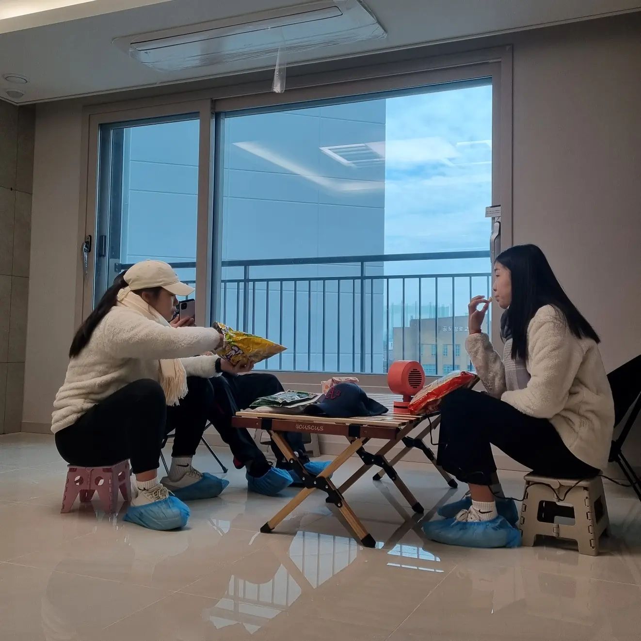 🏡 사전점검이라~
혹시 몰라서 챙겨간 캠핑장비ㅋㅋㅋ
팬히터 없었으면 어쩔뻔?😁

하자 없어서 좋다 😃넘넘 다행이다...
가구 실측까지 해주러 오시구 이제 거의 준비 끝~

챙겨간 라면도 못먹고 다들 이천쌀밥 먹으러 가자고?
여주아울렛이나 가야지~
.
.
.
.
.
#희둥이네
#사전점검일 
#7년만에다시 
#입주준비중
#바빠도너무바쁜요즘 
#그래도좋은걸