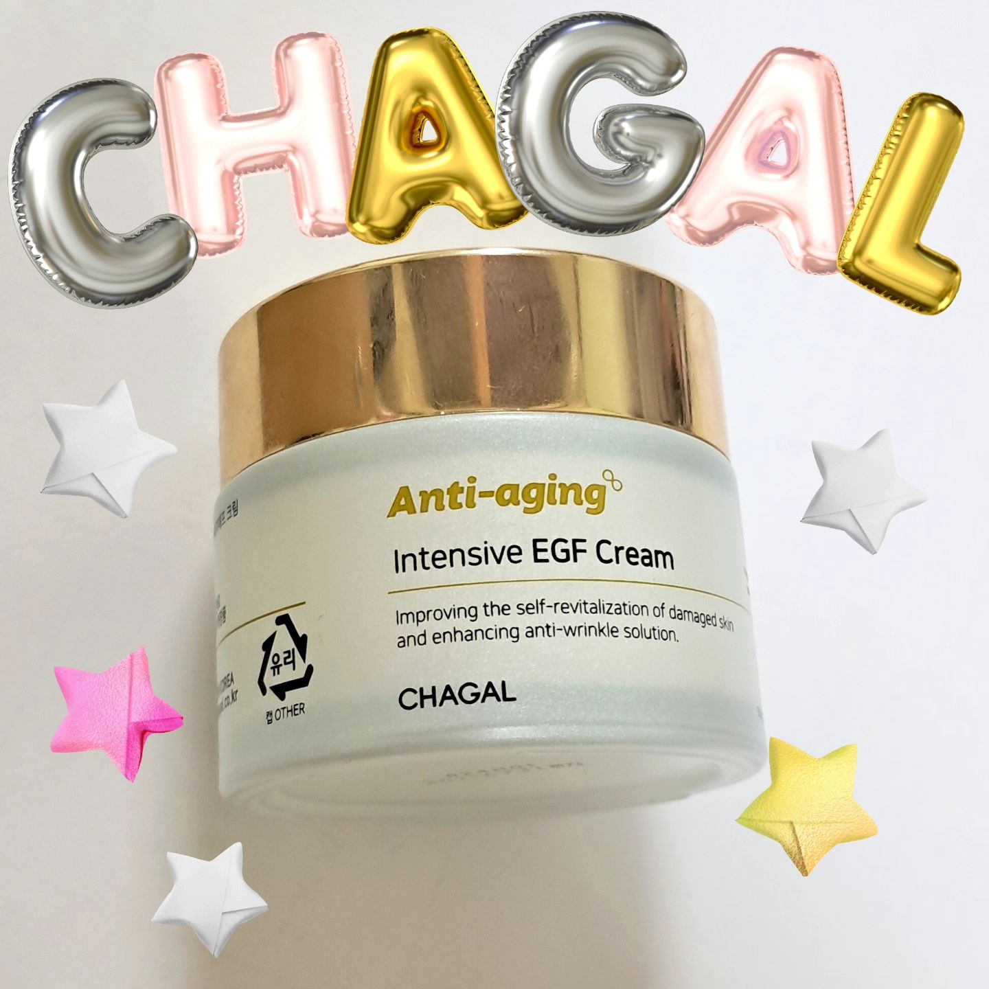 #협찬 #무료제공 chagalcosmetic_korea 

오랜만에 또 샤갈 제품 데리고 왔어요!!
제가 개강하고 학교를 다니고 있는데,, 🏫
시간표가 저는 동의를 안했는데 저절로
갓생시간표가 되더니 다크서클과 피부가 영향을 많이 받고있어요,,🥲

피곤하니 주름도 생기는 느낌이고,,
빨리빨리 늙어가고있는 생기 쪽쪽 빨려들어간 귀신 상태를 유지중인데요👻

이런 제 피부를 위한 크림
샤갈의 [안티에이징 인텐시브 이지에프 크림] 입니다💋

향노화 노화 완화 임상실험 입증한 크림으로 
1⃣ 피부 탄력 2⃣ 주름 3⃣ 기미 4⃣ 잡티 5⃣ 미백
에 도움을 준대요
세상에 올인원??

끈적임 없이 피부에 흡수되는 제형으로 약간 피부 속이 시원한 느낌이 들었는데
5가지 해조류와🐚 EGF, 기능성 원료로 피부 속까지 영양을 심어주고
메이크업 전에 발라도 Good~!

저는 아직 기미가 없지만 기미로 스트레스 받아하시는 저희 어머니께 딱~!

유분감이 없어 지성분들도 잘 사용하실 수 있을 것 같아요
EWG ALL 그린등급으로 민감이들도 전혀 부담없이 사용 가능하고
극건성인 제겐 약간 수분감이 부족한 느낌이 들었지만
건성 까지는 촉촉하게 사용 가능하실 듯 합니다✨