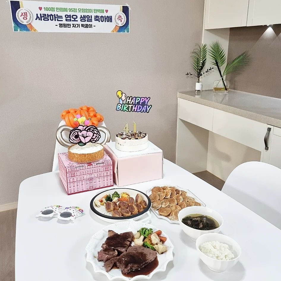내사랑 생일~🎂
27살이었던 여보자기예빠 41살이 되었네
나랑 행복하고 건강하게 살면서 
예느님 잘 키우쟈~ 😘

자는 사람 깨워서 생파ㅋ
점심때 맛집 갈거라 초간단 생일상

#생일 #생일상 #생일케이크 #남편생일
