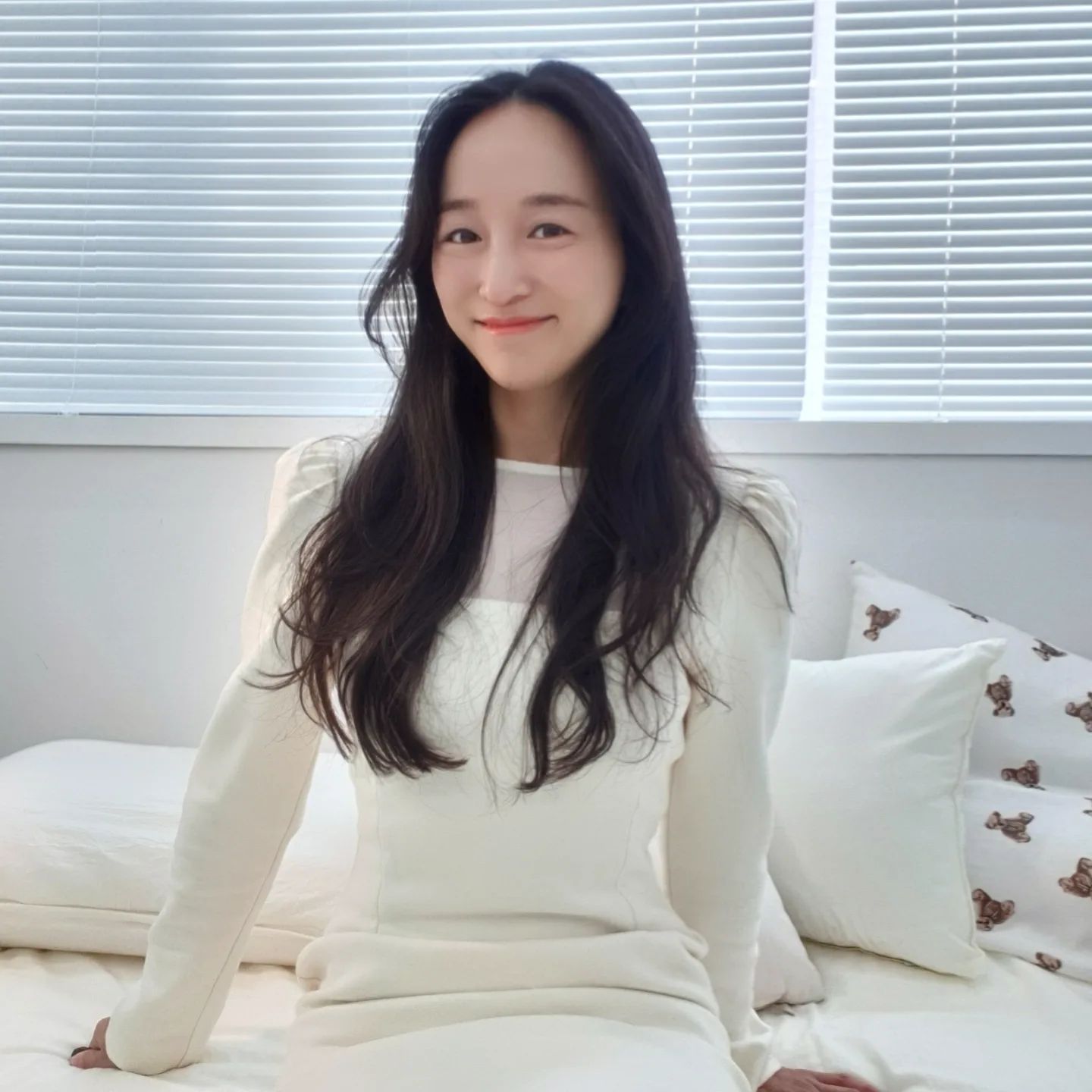 오랫만에 일상스타그램ㅎ

1. 비가 오늘 추운 날이라 그런가 단게 엄청 땡겨서 쵸코렛 쿠키 먹방.

2. 인스타에 올리지 않지만 여전히 잘 먹고, 빨빨거리며 잘 관리받고 이거저거 체험하고 그러고 있습니다.

3. 카페스타그램으로 시작했다가 한참 쉬다 다시 작년 말부터 시작한 운동스타그램이 어쩌다 인플체험이 되었고 이제는 유지어터그램으로 전환. ㅎ 딱 이런것도 제 성격같다는. (직업도 정말 뜬금없이들 바뀌었지요)

4. 그리고 또 어쩌다 시작한 블로그는 다행히 2달째인 지금도 순항중이고(와주셔서 감사해요^^충분합니다!) 오히려 이웃이 더 느는걸 감당할수 없어서 스탑걸어둔 상황. 덕분에 대부분의 체험을 다 블로그 통해 하고 있어서 인스타로는 릴스와 일상 위주의 포스팅을 올릴 수 있게 된 것 같아요.

5. 인스타 블로그와 달리 유튜브는 정말 새로운 세계. 유튜브를 하면서 영상 제작, 알고리즘을 공부하고 시도하고 있는데 여전히 어려워요. (최고 조회수 4만 하나 있다..쩌리) 그래도 재밌다는.ㅎ

6. 그래도 릴스와는 다르게 유튜브는 신기하게 몇일이 지나서라도 늦게라도 갑자기 반응이 오더라고요. 일단 하고 싶은 말을 다 하자, 라는 맘으로 찍고 있어서 영상퀄과는 별개로 엄청 만족하고 있어요. 분명 필요한 사람에게 가 닿을거라 믿으니까. 일단 최소1년, 하고싶은 말을 다 할때까지, 구독자가 몇명이든 (그래도 천명은 넘지 않을까..생각중ㅎ) 끝까지 한다가 지금 목표입니다.

7. 그나저나 인스타가 보너스를 준다더라고요. 오늘 보니 한34달러쯤 되는것 같고, (지난달엔 19달러 정도로 20달러 못넘겨서 못받은듯) 아마 이게 특정자 격이 있어야 받을 수 있는 것 같은데, 짐작하고 있는 부분 곧 올려볼께요. 다같이 용돈받자!ㅎ

8. 여튼 하루하루 재밌고 매일 뜬금없는 요즘입니다.
지금도 꿈이나 목표는 없고요, 오늘 하루 내가 살고자 하는 태도와 마음으로 지금 이순간을 충실하게 살아가면 내일 더 재밌는 하루가 펼쳐지리라 믿을 뿐입니다.

9. 신이든,에너지든,우주든, 그 힘을 신뢰하니까요.

#일상스타그램 #일상소통환영 #유지어터그램 #요즘일상
#릴스베이비 #유튜버꿈나무