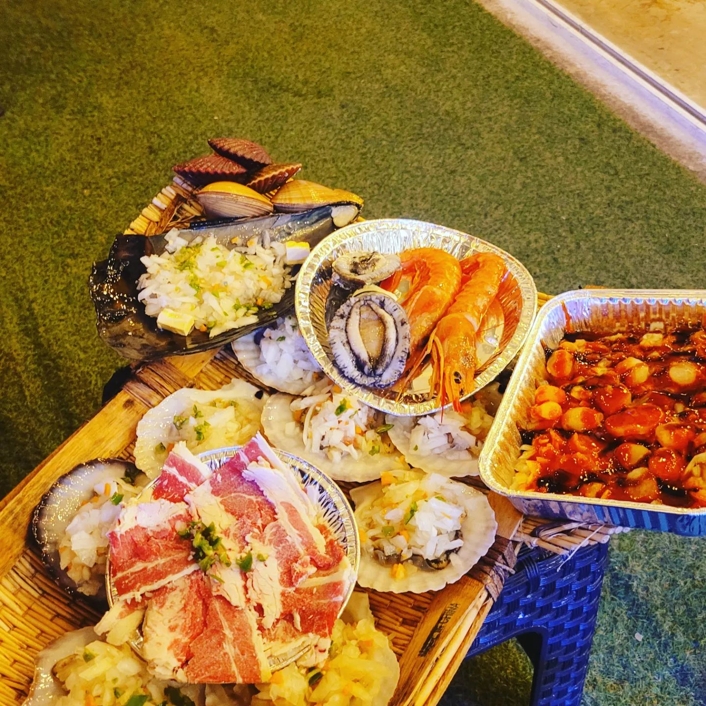 영도 조개구이 전문점

🍽 조개대교
🏠 부산 영도구 태종로 54-1 , 2층
⏰️ 16:00~01:00
☎️ 0507-1336-0793

✅️ 사장님이 직접 골라오는 해산물
✅️ 야외테라스로 프라이빗하게 이용가능
✅️ 철에 따라 색다른 메뉴 개시
✅️ 조개구이 이외의 다양한 메뉴

✨️ 니니의 초이스 메뉴

영도대교 Set

가리비에 새우 전복, 차돌 우삼겹까지 다양한 구성
새우와 전복은 사장님이 직접 노릇하게 구워주심
양념조개에 치즈 버터 넣고 가리비 넣어먹음 꿀맛

대교볶음밥

매콤하고 달달한 양념에 볶아진 밥에 미니사이즈
칵테일 새우도 들어가 있어서 아이들이 먹기에도 굿

📢 영도다리 넘어 바로 위치해 찾기 쉬움
📢 친절한 사장님과 직원분 계심
📢 당일출고 당일소진 원칙으로 신선한 음식

#영도맛집 #영도조개구이 #영도조개구이맛집 
#영도루프탑 #먹팔 #맞팔해요 #선팔하면맞팔
