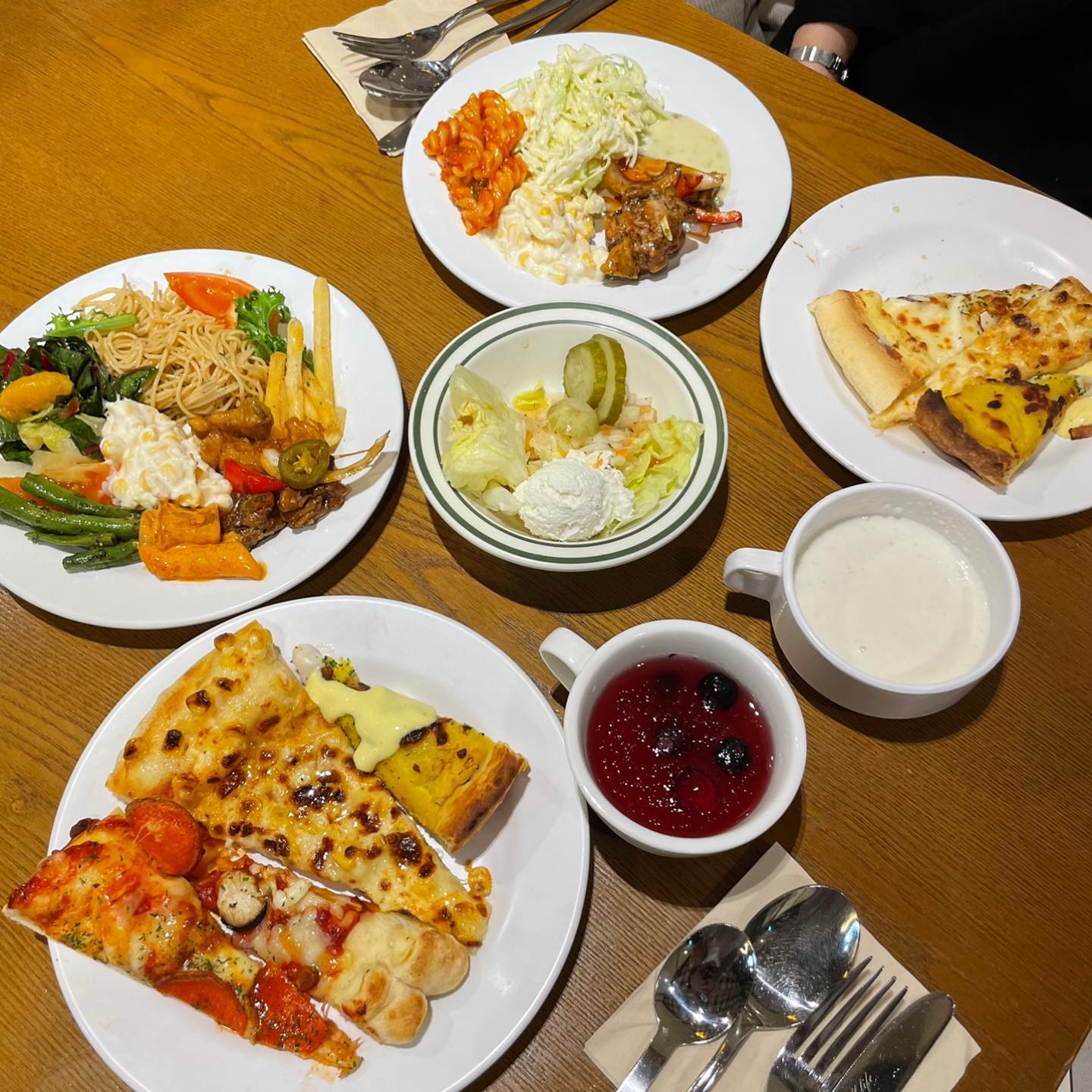 🍕
⠀
⠀⠀
#협찬 #피자몰뉴코아부천점 
⠀ 
다양한 피자를 만나볼수 있는
가성비 피자맛집 피자몰 ♥️

피자 퀄리티도 좋고 신선한 재료
아낌 없이 들어간 재료에 맛도 굳 ‼️

📍 경기 부천시 송내대로 239 
⠀ ⠀5층 피자몰 뉴코아부천점

📋 피자몰 평일디너샐러드바 2인

내 취향대로 샐러드, 디저트도 만들어 먹고
파스타, 볶음밥, 수프 등 맛있는 요리까지
맛 볼 수 있는데,
야무지게 먹을 수 있는 피자뷔페 너무 좋아 😋
⠀
여심저격 치즈옥수수피자 원픽 ‼️
맛있는 요리 원픽은 홍합스튜 ‼️

피자몰 경험 無 이신분들 
얼른들 와보라구요 🍽️
피자만 먹어도 만족인데
다양한 요리까지 즐길 수 있어서 대만족 ♥️
⠀ 
⠀ 

#부천맛집 #상동맛집 #뉴코아부천맛집 #부천시청맛집 #부천피자맛집 #피자맛집 #피자맛집추천 #피자스타그램 #피자뷔페 #샐러드바 #피자전문점 #피자몰 #뉴코아부천