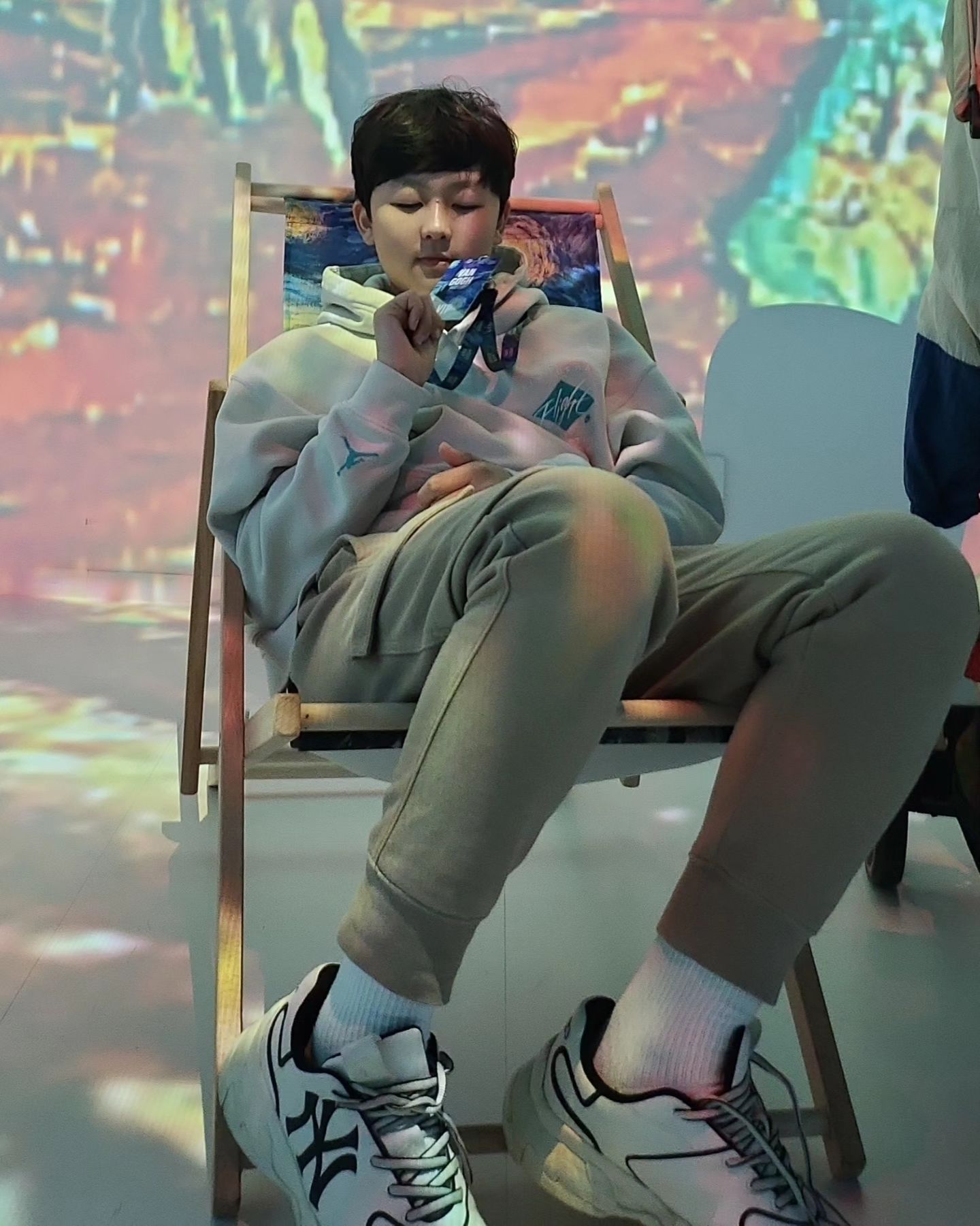 광명에서 하는 반고흐 몰입형 전시회 방문!

반고흐의 전반적 생애와 좌절 고통 광기같은 감정들을 체험할 수 있어서 뜻 깊었던 시간.

아이들과 신랑이랑 오랜만에 전시회 방문, 오랜만의 전시회라 더욱 좋다...

#반고흐전시회 #광명반고흐몰입형체험
#반고흐몰입형전시 #반고흐를만나다 #광명역gidc #미술감상 #미술관관람 #전시회관람 #전시회추천 #문화생활 #문화생활그램 #문화생활즐기기