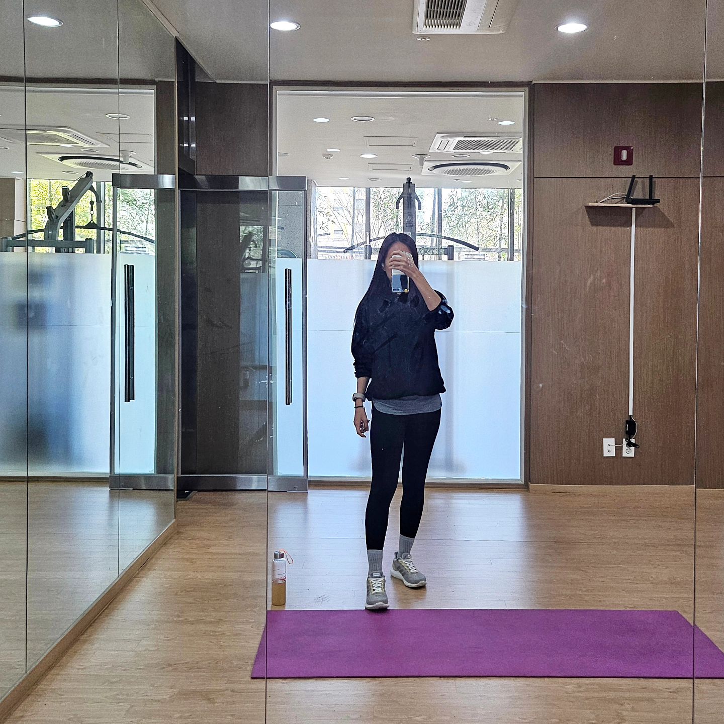 ⚯̫생.존.신.고

겨울이고 월요일이고 시간없고
모든 핑계를 대고 운동 째고 싶은 마음이 들지만...
생각하는 동안 일단 주섬주섬 운동복을 입는다

생각보다 1월이라고 특별히 운동하시는분이 늘지않은 느낌적인 느낌
다들 신년계획에 운동...이 없는건가...요🥲