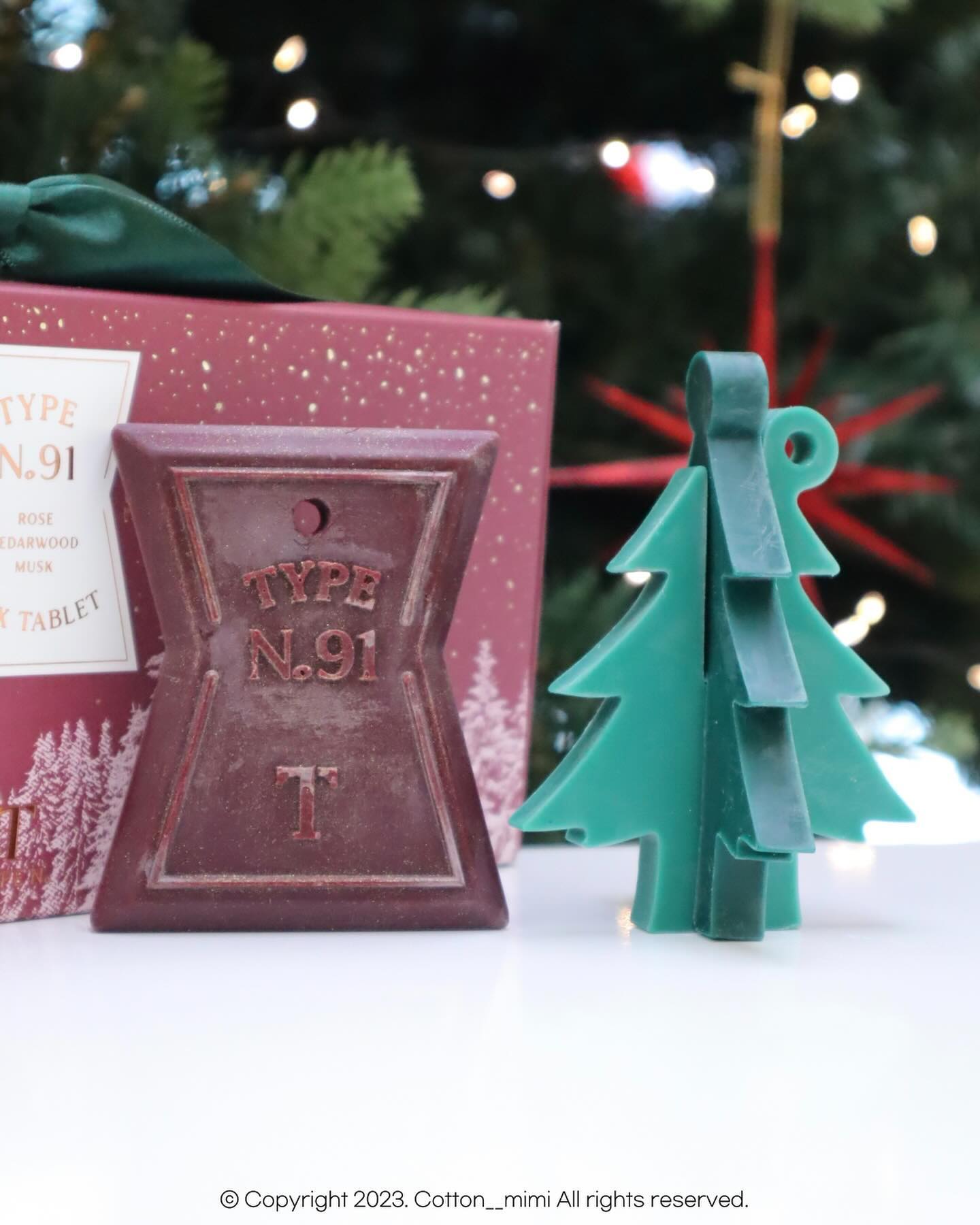 #제품제공 유니크한 크리스마스 선물 추천🎁

요즘 크리스마스 준비로 다들 바쁘시죠?🎄

특히 고마운 지인들에게 뭘 주면 좋을지 고민을 많이 하게 되는 것 같아요🥰

또 너무 흔한 선물은 하기 싫잖아요? 감성적이면서 실용적인 선물이 뭐가 있을까 하다가 알게 된 타입넘버 no.91 원더바이브 왁스타블렛💖

겨울에 저는 핸드크림 없이는 못 사는 인간인데 그런 제가 정말 애정하는 핸드크림이 바로 타입넘버 91 원더바이브와 12 미드나이트거든요😊

실제로도 주위에 영업하고 다니는 횬블리..☺️

이번 타입넘버 왁스타블렛이 하필 또 91 원더바이브 향으로 나왔더라구요 안 쓸 수가 없다🥹

포장부터 크리스마스 연말 느낌이! 포장까지 완벽해서 바로 선물하기 좋은 타입넘버 no.91 원더바이브 왁스타블렛✌🏻

향이 사람의 기억을 극대화하는 요인 중 하나라고 해요 연말에 원더바이브의 센슈얼한 로즈와 머스크향과 마무리를 하니 더 행복한 기억으로 채워지는 느낌이랄까요?😎

타입넘버 no.91 원더바이브 왁스타블렛은 원료 배합부터 생산까지 핸드메이드라 더 유니크한 느낌이었어요😚

디자인 역시 예뻐서 인테리어로 두기 좋고 동봉된 끈을 연결해서 트리 오너먼트로도 활용하기 좋더라고요🙋🏻‍♀️

유니크하면서 실용성까지 한 번에 잡을 수 있는 선물로 타입넘버 no.91 원더바이브 왁스타블렛 추천해요😁

cliocosmetics_official
type_no._official 

#클럽클리오서포터즈1기 #타입넘버 #타입넘버왁스타블렛 #크리스마스 #크리스마스선물추천 #왁스타블렛 #91원더바이브 #클리오 #선물추천 #연말선물