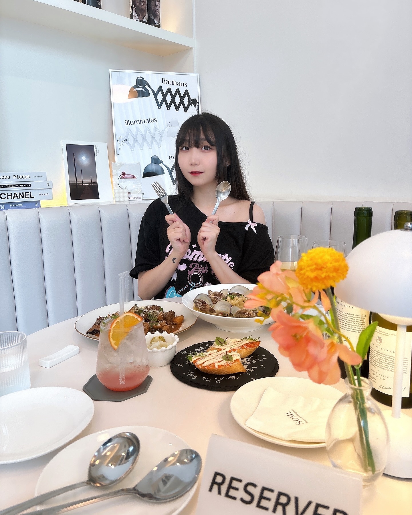 양원역 브런치&다이닝바 맛집 소믈을 다녀왔어요🙆‍♂️

전체적으로 화이트톤으로 되어있고 오픈한지 얼마 안되어 깔끔해요👍
거울셀카찍기에도 좋고 고급스럽고 아늑한 분위기랍니당☺️

저희는 
찹스테이크
조개술찜에 *면추가*
피치에이드
글라스 와인 2잔 주문!

기다릴동안 명란바게트가 나왔는데 명란좋아하는분들한테👍👍
메인메뉴인 찹스테이크는 고기가 부드럽고 버섯이 완전 맛있었어요♥ 

조개술찜에 면추가 했는데 조개술찜에 면추가 한게 신의한수예요 화이트와인이랑 궁합 최고😭

제가 다이어트 한다고 간이 슴슴한걸 많이 먹었는데 스믈 요리들은 전체적으로 간이쎄지도 않고 맛있어서 싹싹 비웠어용😋

분위기 맛집+음식퀄리티 최고라 데이트 하기에도 좋고 소규모 모임으로도 완전 강추드려요🥰

#중랑구맛집 #중랑구와인 #중랑구데이트 #데이트추천 #맛집추천 #협찬 #리뷰노트 #soml #와인바 #다이닝바 #브런치맛집 #동네맛집 #양식맛집 #먹스타 #먹방