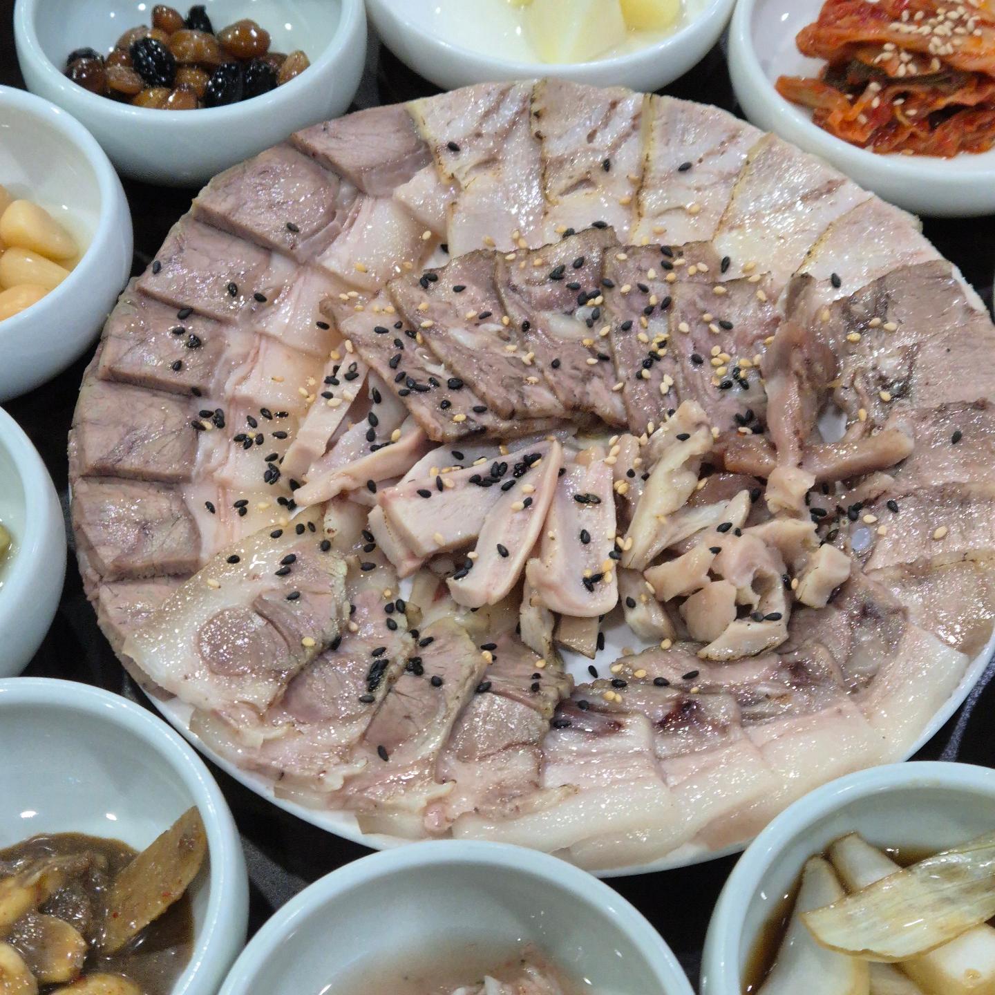 윤기잘잘 부드러운 수육맛집 [정마담식당]

🐨구미여행하며 방문하게된곳
선산맛집 1티어라더니
수육 한입먹어보면 인정할수밖에없는곳

비빔밥은 수육주문후 5천원!
사악하지만 반찬도 하나하나 다 맛있는집 
잡내없는 쫀득수육 처음먹어봐서 
식감이 너무 신기함👍✨️

✅️정마담식당
경북 구미시 선산읍 선산중앙로18길 16

#내돈내산#정마담식당#수육맛집#구미맛집
#구미선산맛집#정마담#구미여행