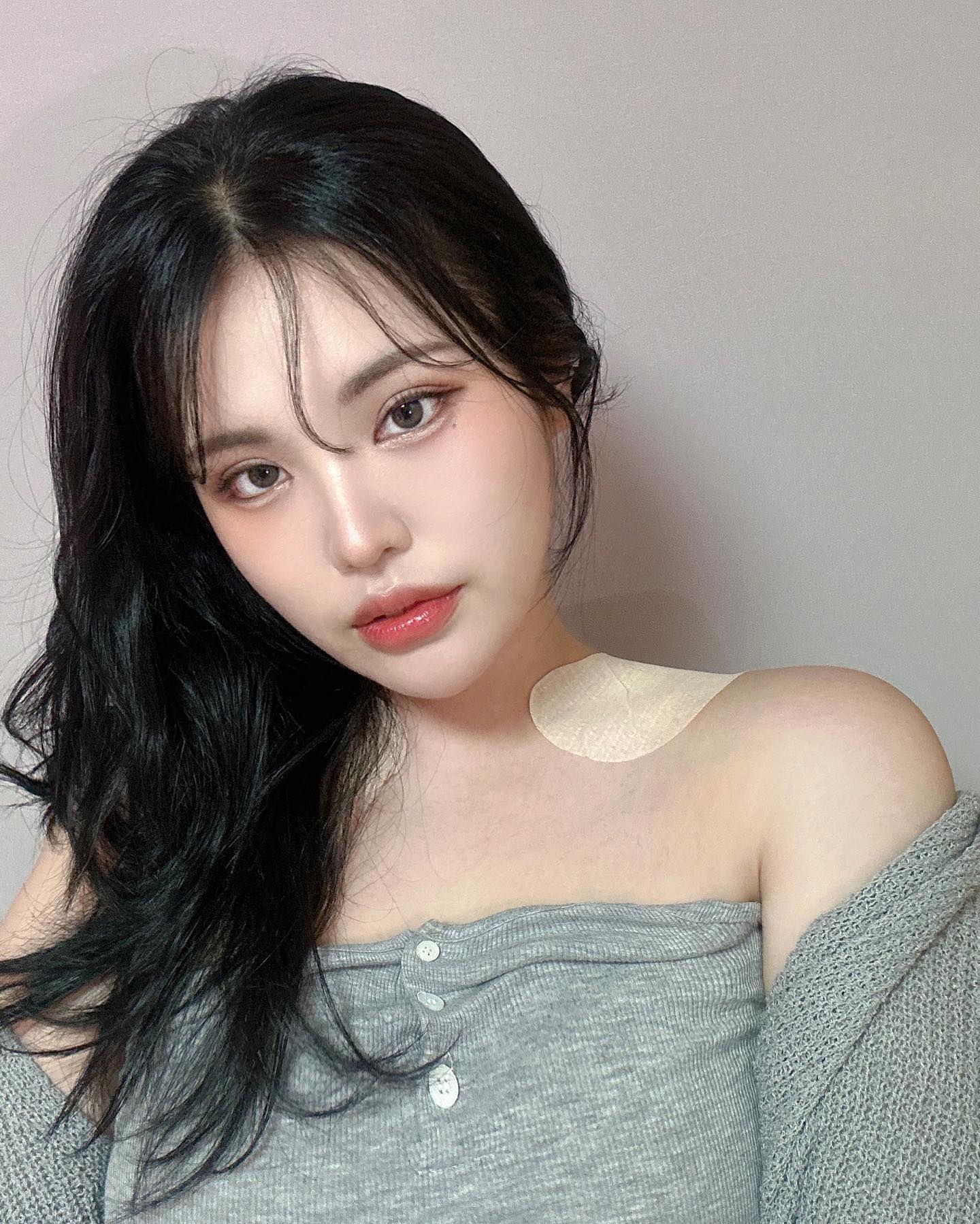 #광고 #한가인패치
일 하느라 지친 내 몸에 휴식이 필요할 때 #에셀라이트승모패치 

#한가인승모패치 로 유명한 제품, 알고보니 8개국에서 인증받은 특허 기술은 물론 국내 최초 개발 + 올리브영 입점까지 해버린 대단한 아이였다 🫢

파스는 소염제와 특유 향 때문에 자주 쓰기엔 부담되었는데 이 승모패치는 소염제도 없고, 시원-한 쿨링감 덕분에 숙면중 피로를 싹 풀어줘서 계속 손이 가는 제품 🥰 

몸을 많이 쓰고 “어깨, 팔, 승모근” 많이 쓰는 분들께 너무 추천!!
같이 승모근 관리 하면서 직각 어깨 되어봅시당 🩷

#에셀라이트 #승모근관리 #승모근없애기 #직장인필수템 #예신관리