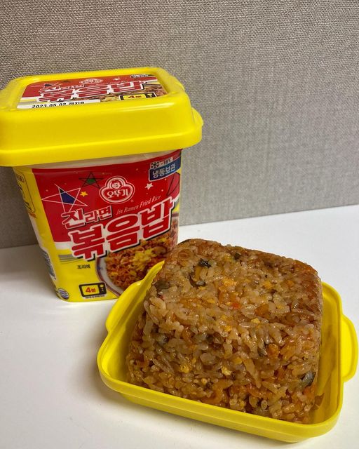 뇸뇸 on Instagram: "#제품협찬 @ottogi_daily ✔️ 진라면볶음밥 원래 진라면 먹으면 밥도 같이 먹는데 ❗️오뚜기에서❗️ 이렇게 제품으로 내주셔서 언제 어디서나 간편하게 먹을 수 있었어요.
