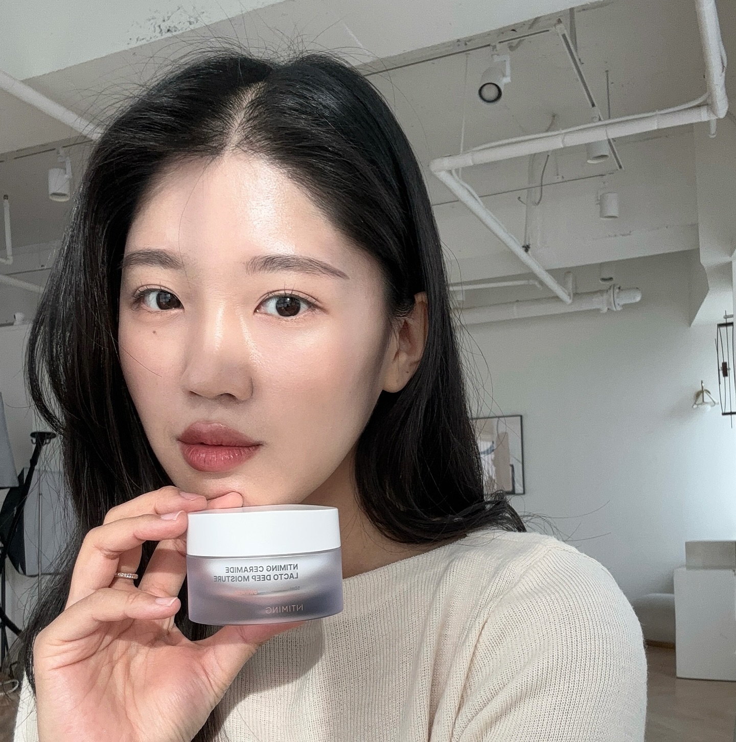 요즘 내 기초케어 필수템✨🤍 #시카앰플 #딥모이스처크림 
*건조함은 싹-잡고 피부장벽을 튼튼하게 만들어주기
*촉촉하고 환한 피부 하루종일 유지하기 
모두 ntiming_official_kr 덕분🫶🏻

#스킨앤스킨 #엔타이밍 #ntiming #엔타이밍모델선발대회 #밀크세라마이드 #뷰티모델
