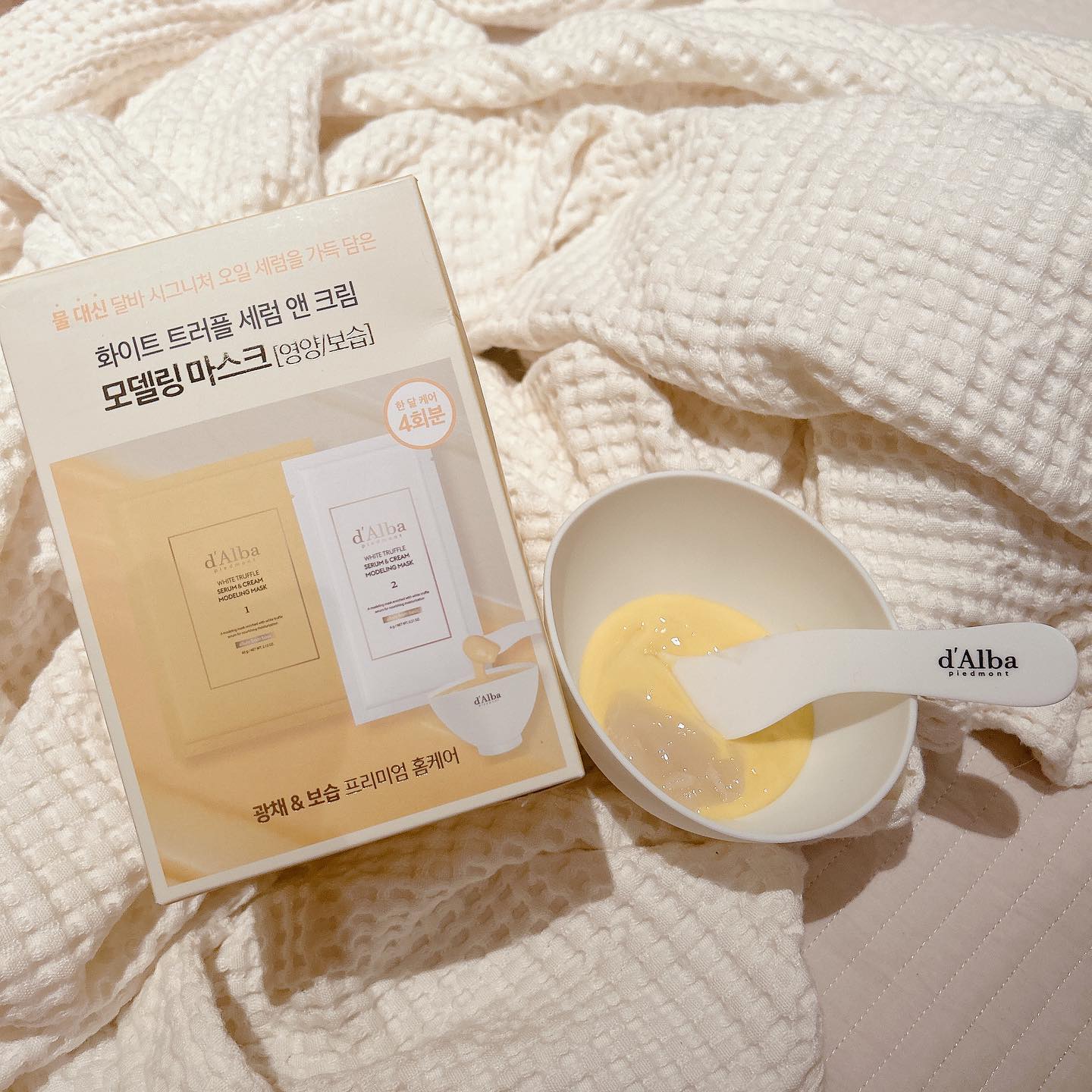#광고 #제품협찬 #협찬 
#모델링팩 #달바모델링팩 #비건모델링팩 #모델링팩추천 #올리브영모델링팩 
물 대신 달바의 농축 세럼을 담아 물 양 조절 없이, 가루 없이 간편하게 사용가능한 모델링팩 💛
더운 날씨에 자극 받은 피부에도, 
단 한번의 사용만으로도 
피부 열감 쿨링 & 진정 효과
차가운 성질의 크림 베이스로 
빈틈 없이 밀착되어 진정, 쿨링 케어가 가능해요