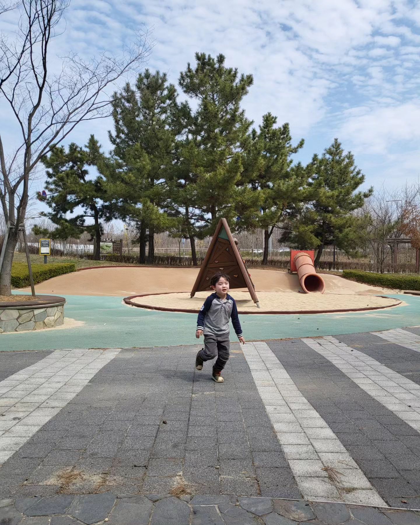 -
모래놀이 가자며 엄마 꽃삽도 챙겨줌

김치에 밥도 올려 먹고
이에 고기 낀 유민ㅋㅋㅋ

#3월24일
#모래놀이
#젤리같은입술