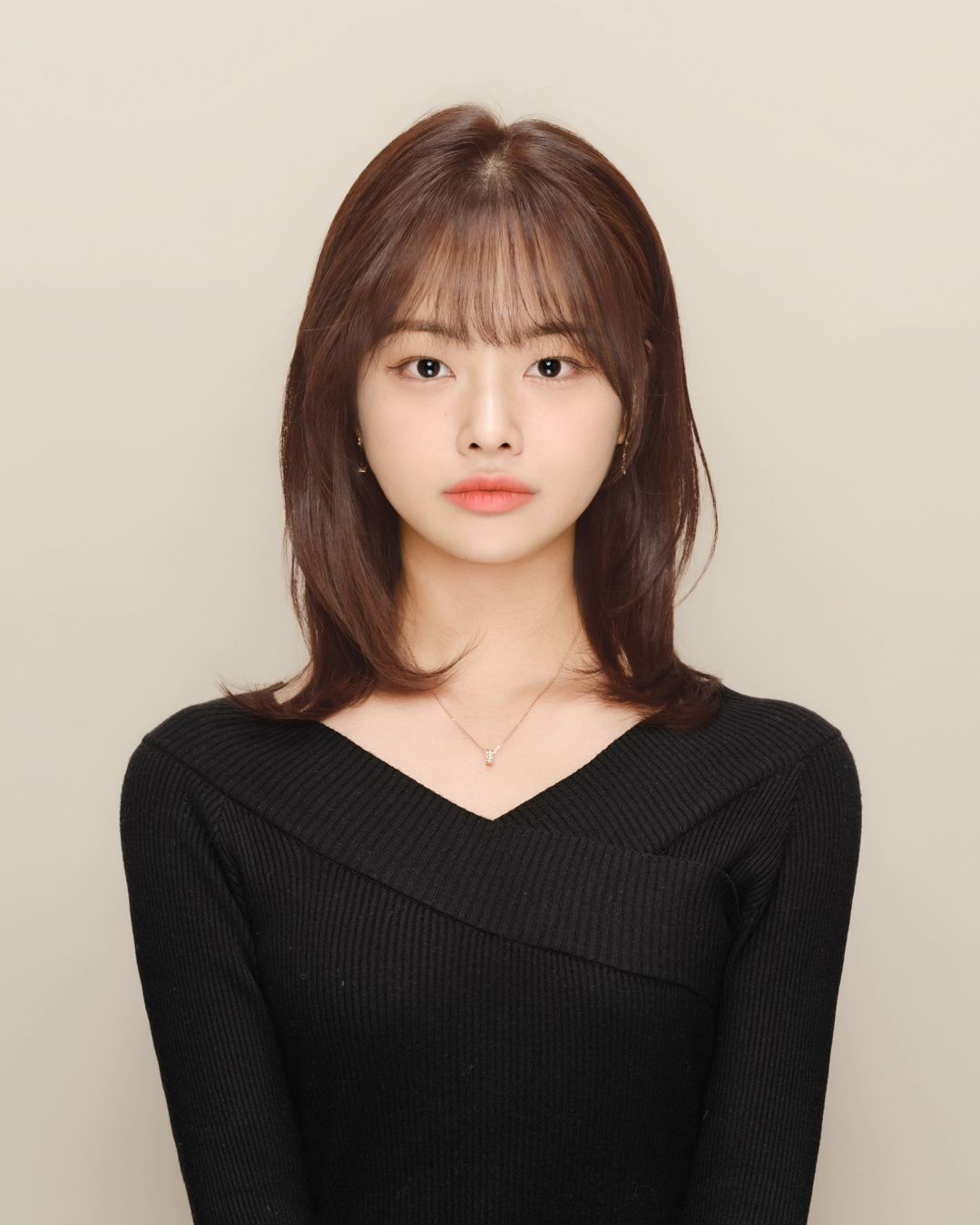 오랜만에 껌정 옷 입고 증명사진
또 회사가면 사진으로 사기쳤다는 소리 듣겠네
사기치는 김에 운전면허증 사진 이걸로 바꿔서 진짜 사기친다

제 얼굴로 이렇게 만들어주시고 크게 차이 없다 해주셔서 감사합니당😍

photo daumstudio 

#증명사진 #다음가진관 #홍대사진관 #홍대증명사진 #일반인모델