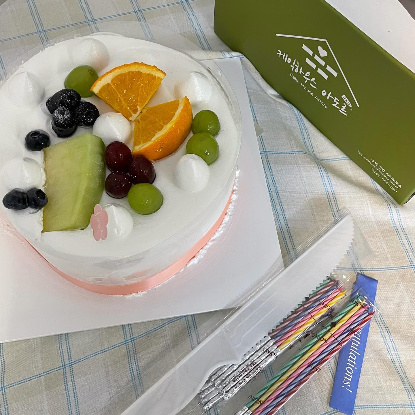 #협찬 

무려 24시간동안 무인으로 픽업이 가능한 강남수제케이크 맛집, 아도르 ! 자판기에서 원하는 케이크를 고르고, 결제 후 냉장고에서 꺼내가면 끝이에요. 세상에마상에 케이크가 급하게 필요할 때 정말 좋겠더라구요. 심지어 과일도 푸짐하게 올라가있고, 생크림이 부드럽고 달달해서 너무 맛있는 학동역케이크맛집이랍니다 :) 다양한 케이크 종류가 있으니 강남 생과일 생크림케이크 찾으신다면 언제든지 편하게 방문해보세요 ! 

#강남행사케이크 #강남수제케이크 #강남케이크맛집 #생크림생과일수제케이크 #논현동케이크맛집 #학동역케이크맛집 #건강형수제케이크 #리뷰노트 #아도르 #아도르케잌 #케이크