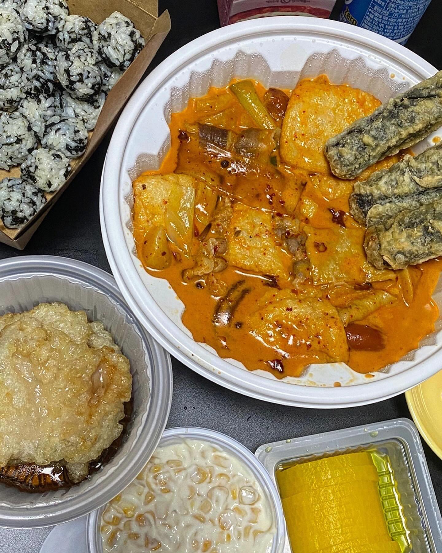 ⭐️마라로제엽기떡볶이⭐️

쟈미쓰도 드뎌 마라로제 실물영접!!!!!
비주얼 미쳐쓰..😋

저번에 마라엽떡먹고 넘 자극적이라 속 쓰렸는데
맛있어서 흡입하다가 화장실행 이었지만 
그럼에도 불구하고ㅋㅋ̤̫ㅋ̤̮ㅋ̤̻ㅋ̤̫ㅋ̤̮ㅋ̤̻
존맛탱이었는데 !!❤️
마라+로제 ??? 
이거 무적권 맛있는 반칙메뉴 아녀?ʕʘ‿ʘʔ
맛있는거에 맛있는거 또 몬참쥐〰️〰️

설렘반 기대반 둑흔둑흔 거리면서 먹어보았습니당!ㅎ
콘마요 뿌려먹는건 호불호가 있어서 
따로 시켰어용 ㅋㅎ✌🏻

💕마라로제💕
솔직히 맛있긴해!!!! 어 !!!!! 맛있는데
마라엽떡이 더 맛있는 ?? 근데 맛있어서 손이 계속 가는데
통후추 한번 씹고 놀래서 기절할뻔ㅋㅋㅋㅋㅋ
주먹밥과 꿔바로우로 내 혀를 진정시킨 다음〰️
분모자에 콘마요 듬뿍 찍어서 흡입하면 또 겁나 맛있는기라~~
ㅋㅋㅋㅋㅋㅋㅋㅋㅋㅋㅋㅋ

결론은 자극적이고 느끼하고 맵고 짠데 !!!!
맛 있 다 ? ㅋㅋㅋㅋ𐌅 𐨛 𐌅 𐨛� 𐌅 𐨛 𐌅 𐨛� 𐌅
역시 엽떡은 오리지널이 젤 맛있다고 생각한 쟈미쓰🥰

오늘 친구들과 엽떡 콜????👍🏻💕😋

#경주 #경주엽기떡볶이 #엽기떡볶이 #엽기떡볶이마라로제 #마라로제떡볶이 #마라떡볶이 #엽기마라로제 #햄추가 #통유부추가 #콘마요추가 #김말이추가 #주먹밥추가 #엽기떡볶이정식 #엽기떡볶이는사랑입니다 #엽떡쳐돌이 #떡볶이맛집 #경주떡볶이맛집 #경주맛집 #배달맛집 #야식은떡볶이 #엽기떡볶이못잃어 #해또다실 #다이어트는내일부터 #맛집탐방그램 #먹스타그램 #먹순이 #행복한돼지 #야식스타그램 #맛있는거몬참지